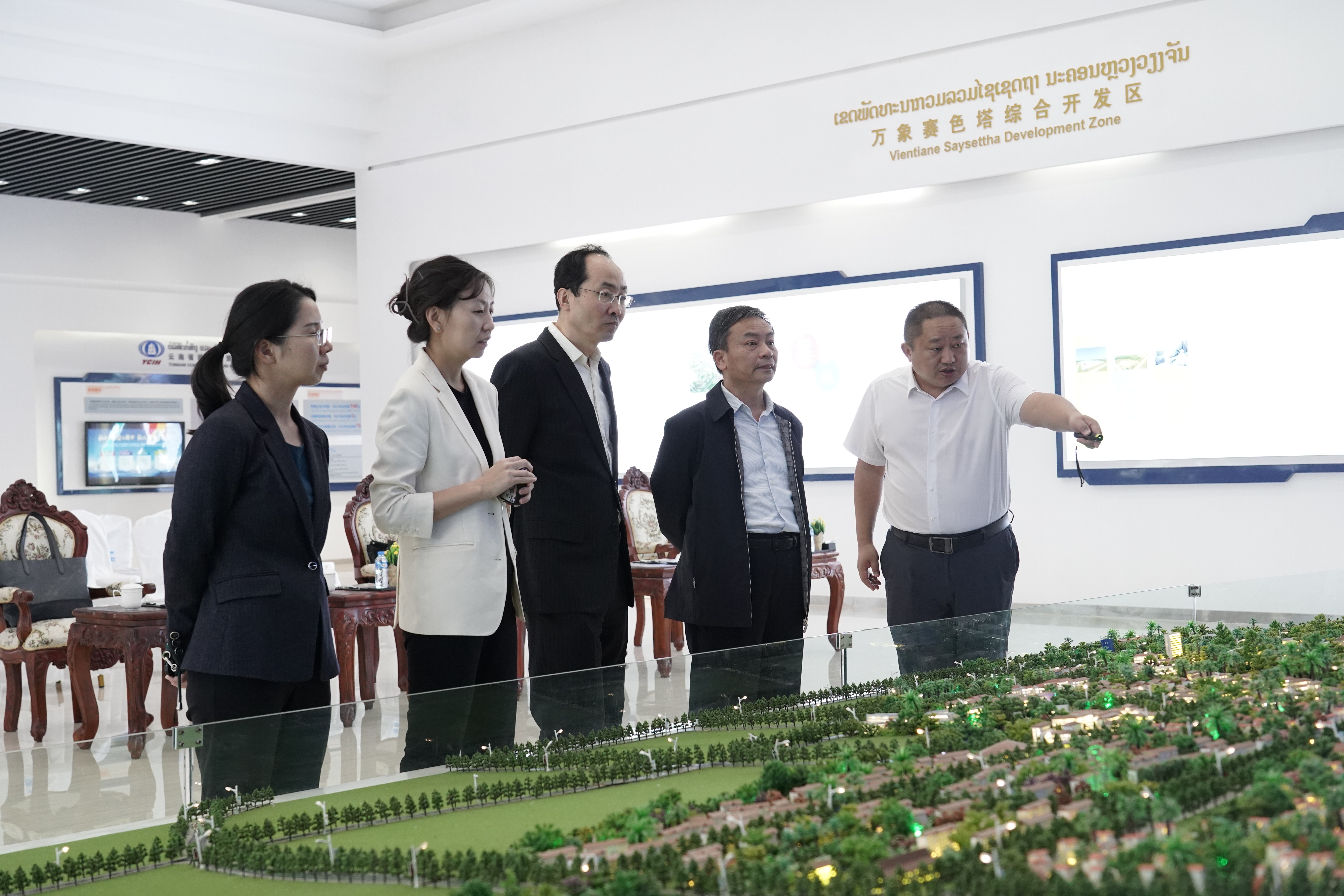 對外經貿大學調研賽色塔綜合開發區