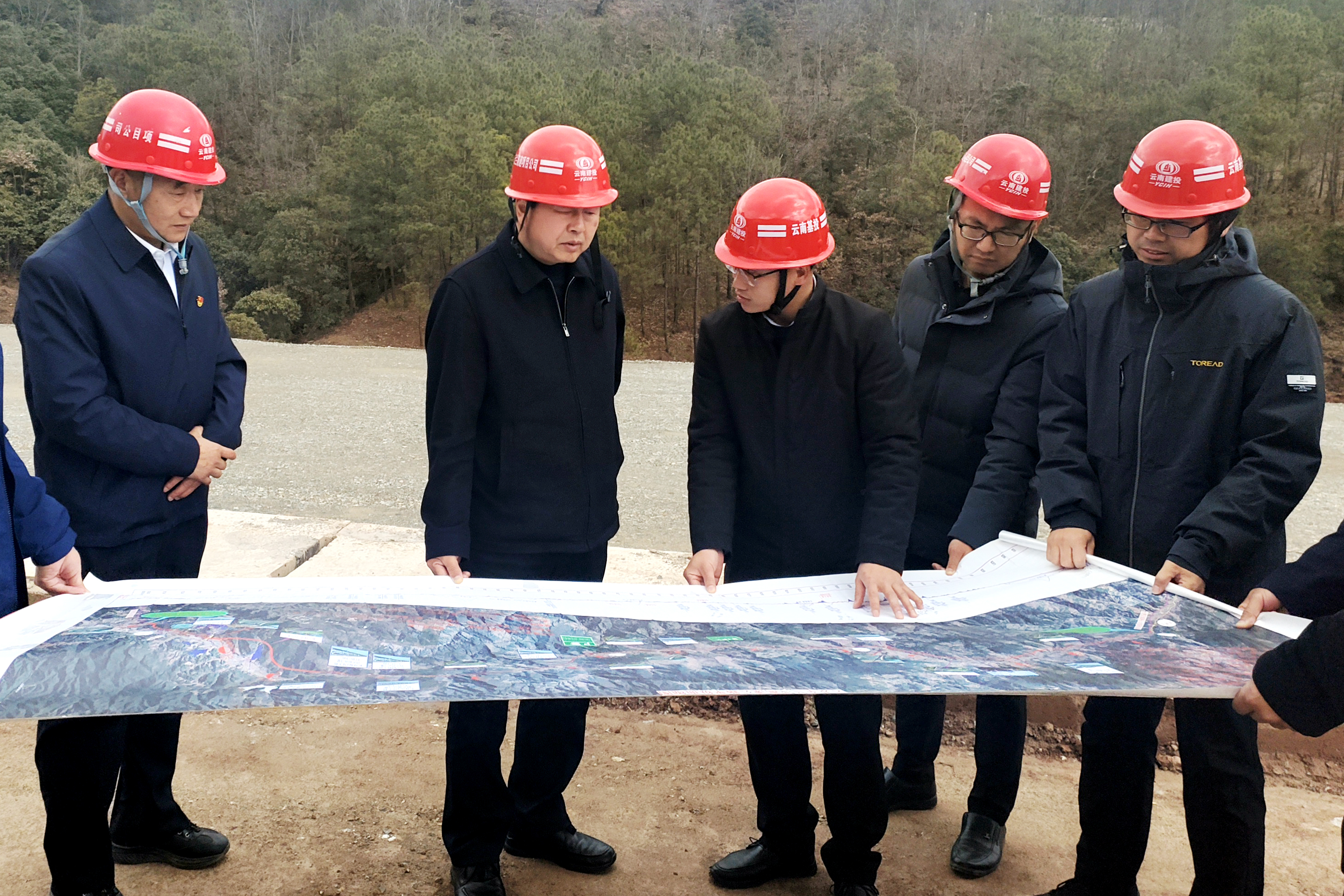 大理州政協黨組書記、主席朱建斌調研云蘭高速