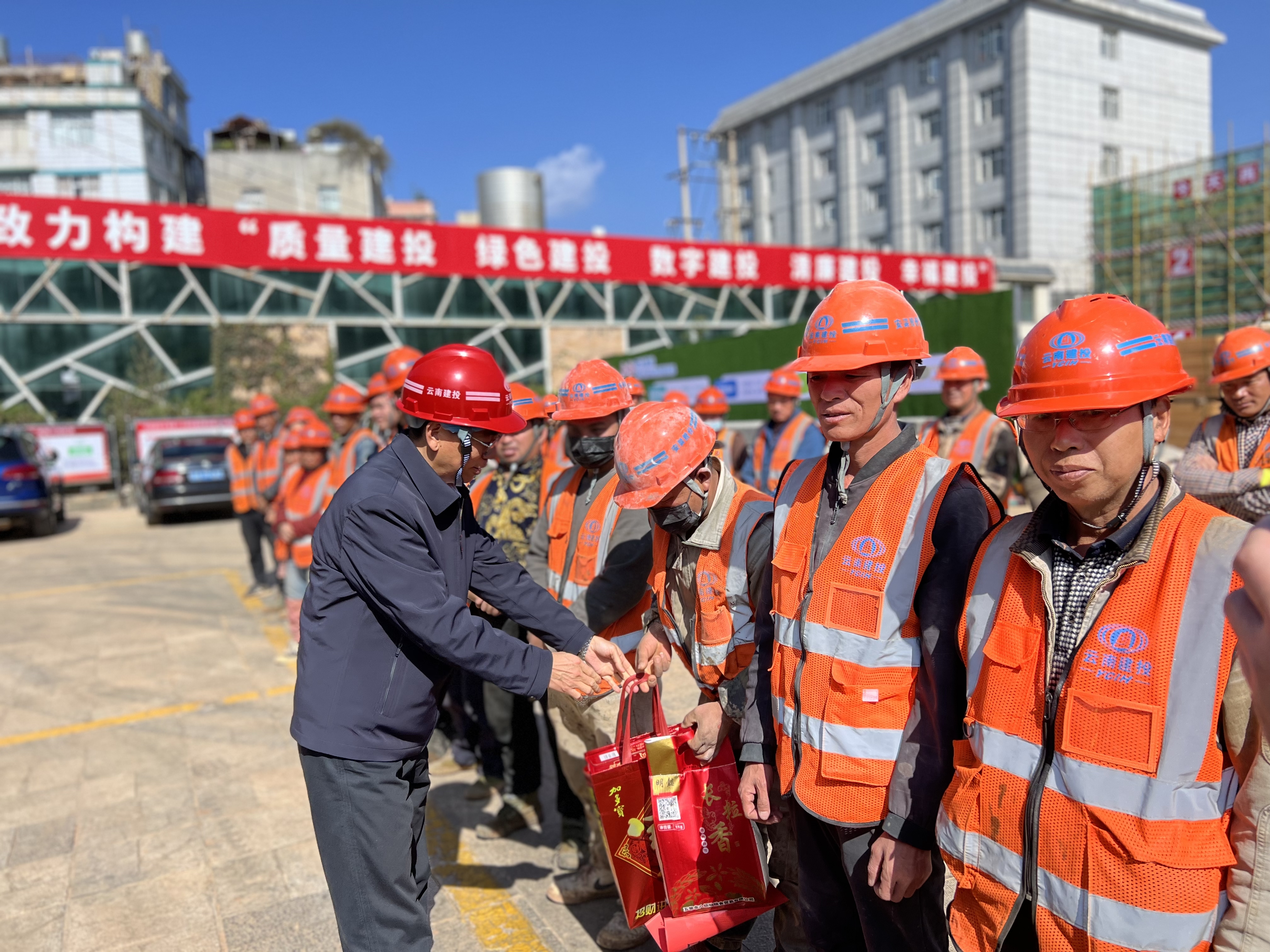 省人大常委會副秘書長尹顯紅一行到省人大綜合樓修繕項目看望慰問一線干部職工