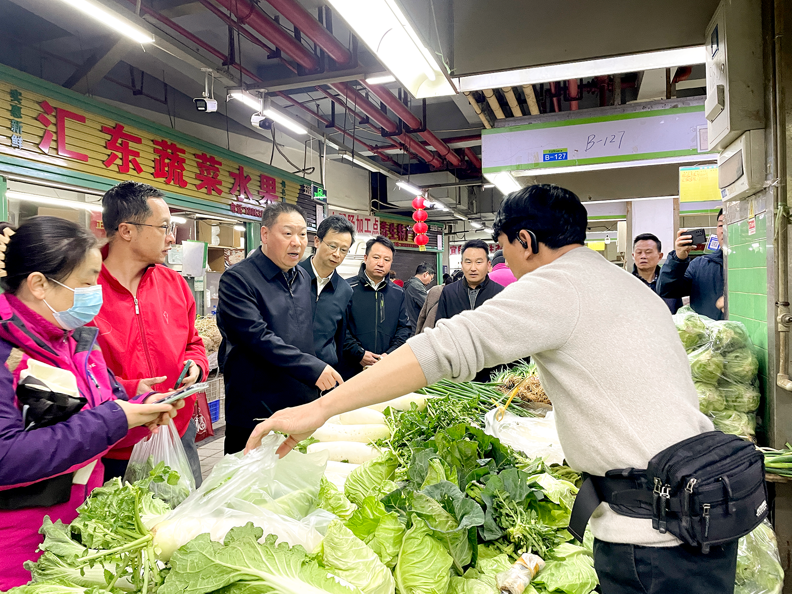 保供穩(wěn)價(jià) 服務(wù)民生 陳祖軍調(diào)研五里多農(nóng)博廣場、五里多大商匯菜市 看望慰問干部職工