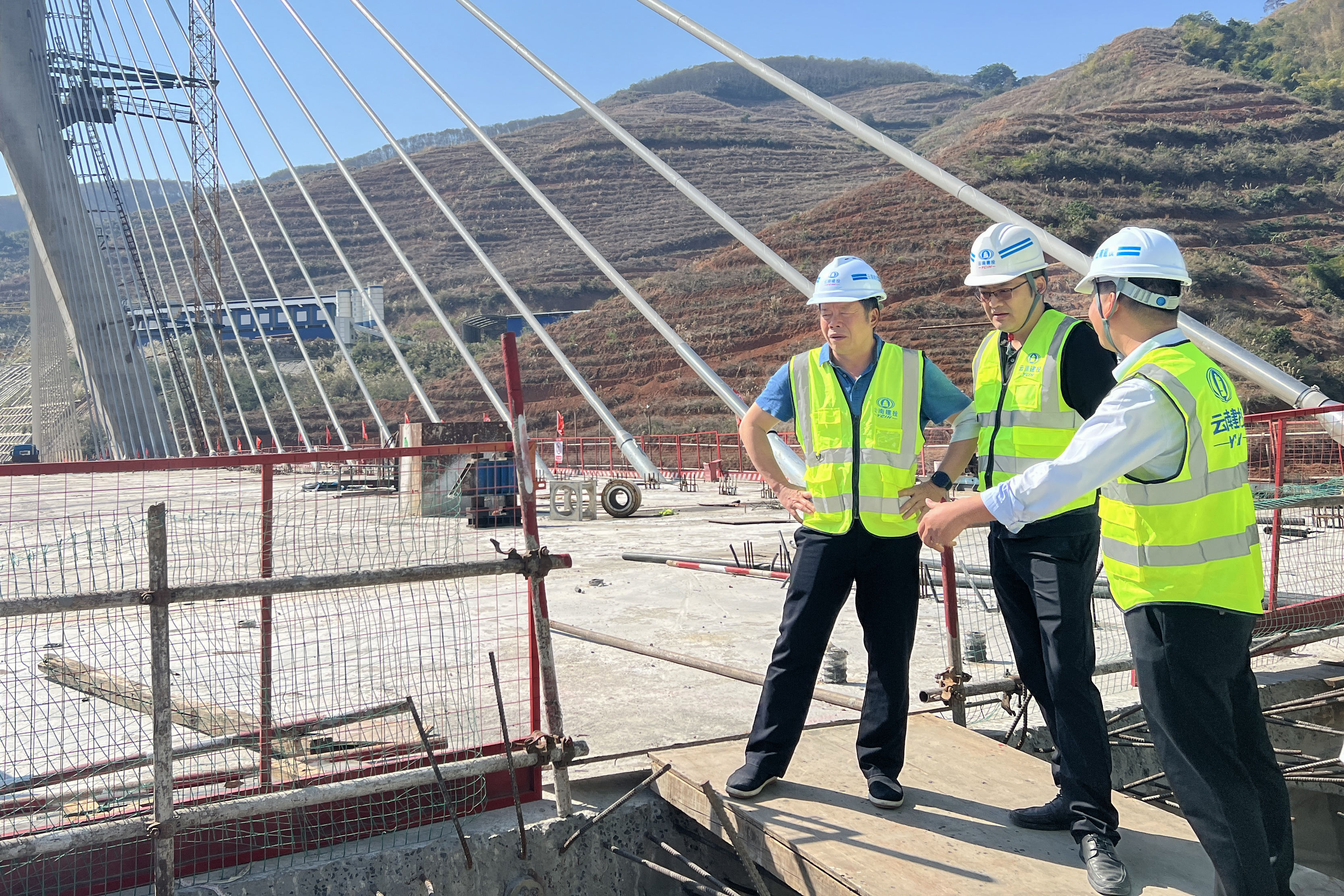 西雙版納州人大常委會(huì)副主任劉俊杰調(diào)研神秘谷瀾滄江大橋項(xiàng)目