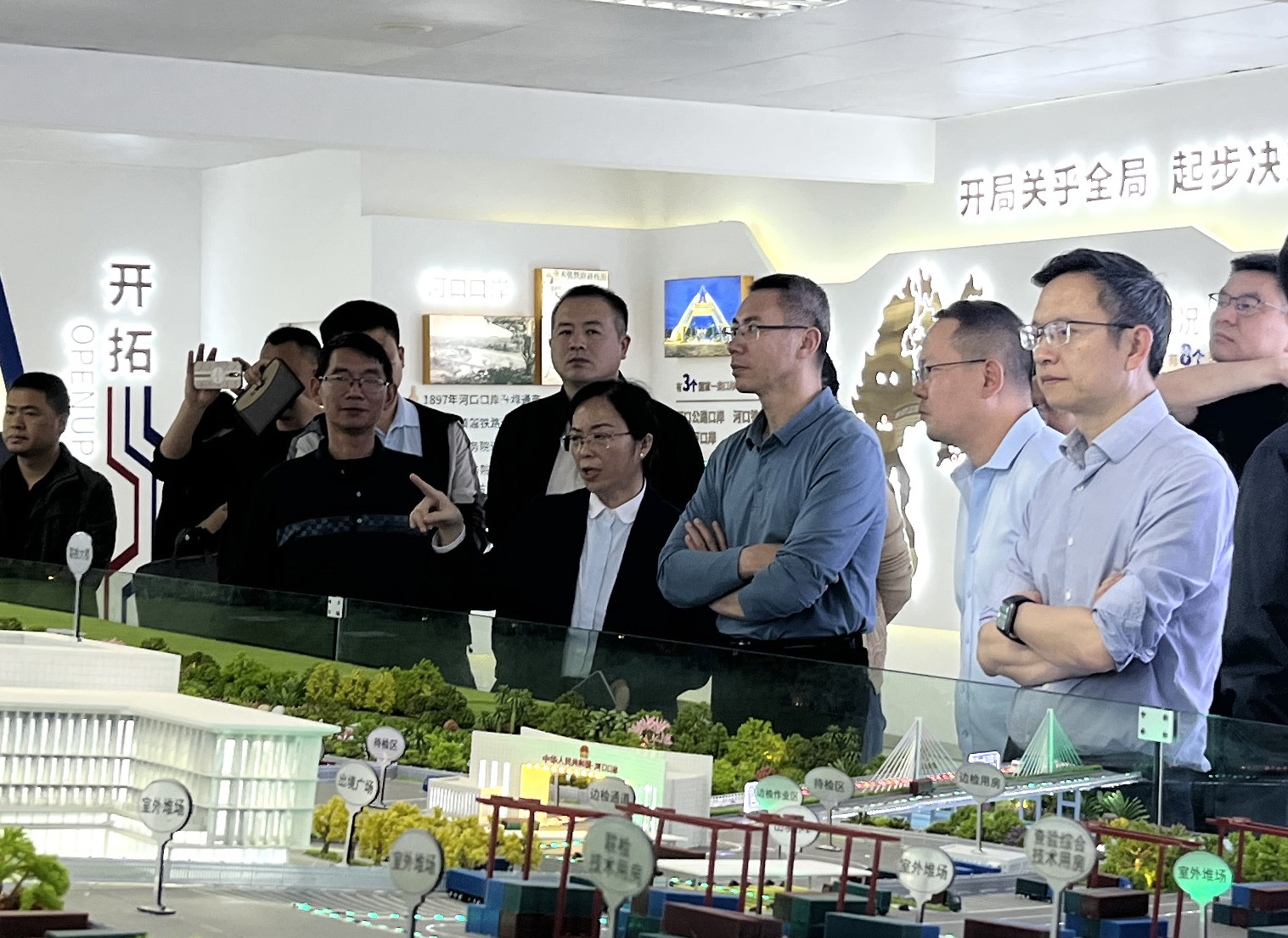 省外事辦黨組書記、主任張士金，紅河州委書記趙瑞君先后到壩灑監管區項目調研