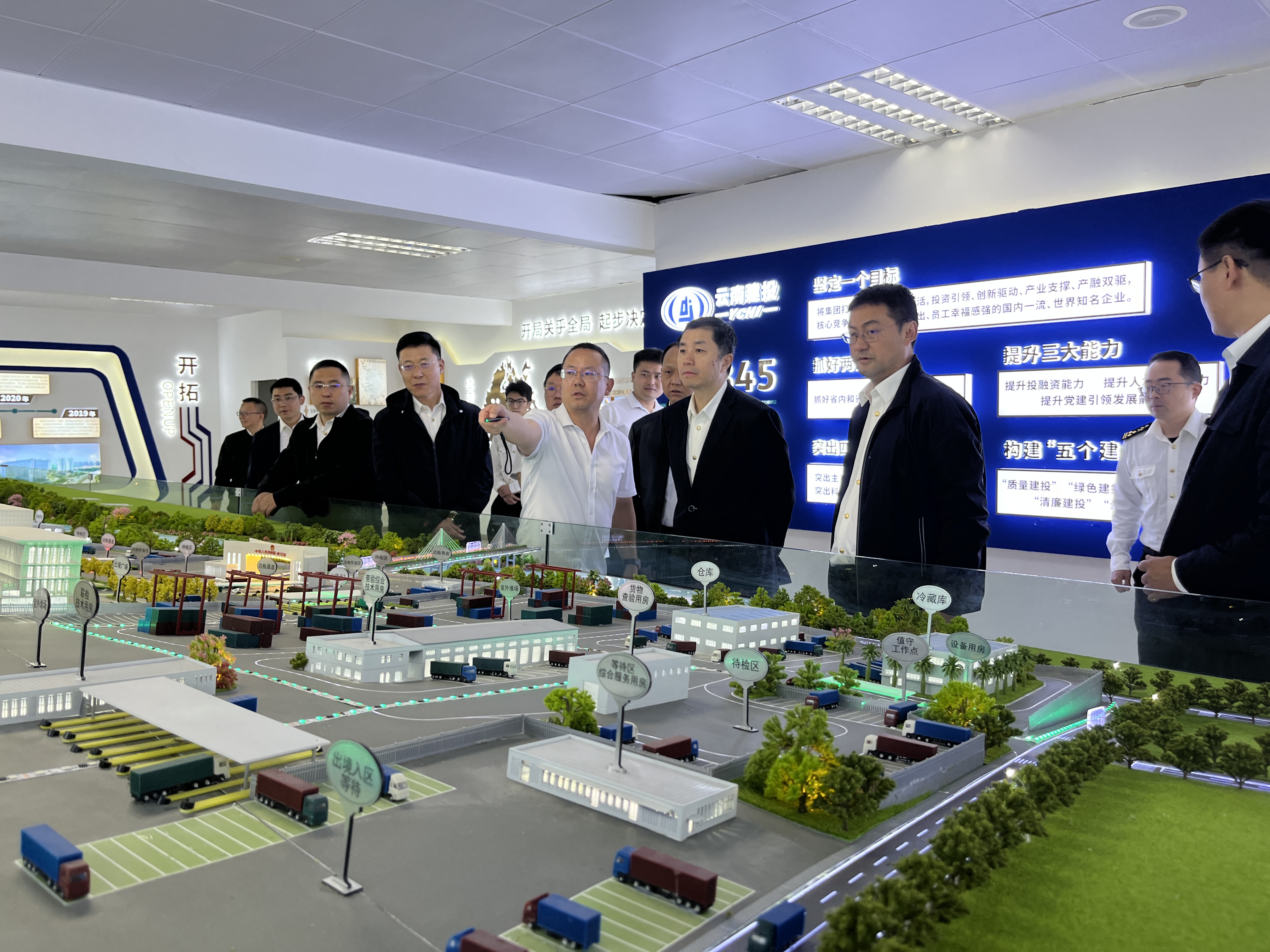 昆明海關黨委書記、關長李晉調研壩灑監管區建設項目