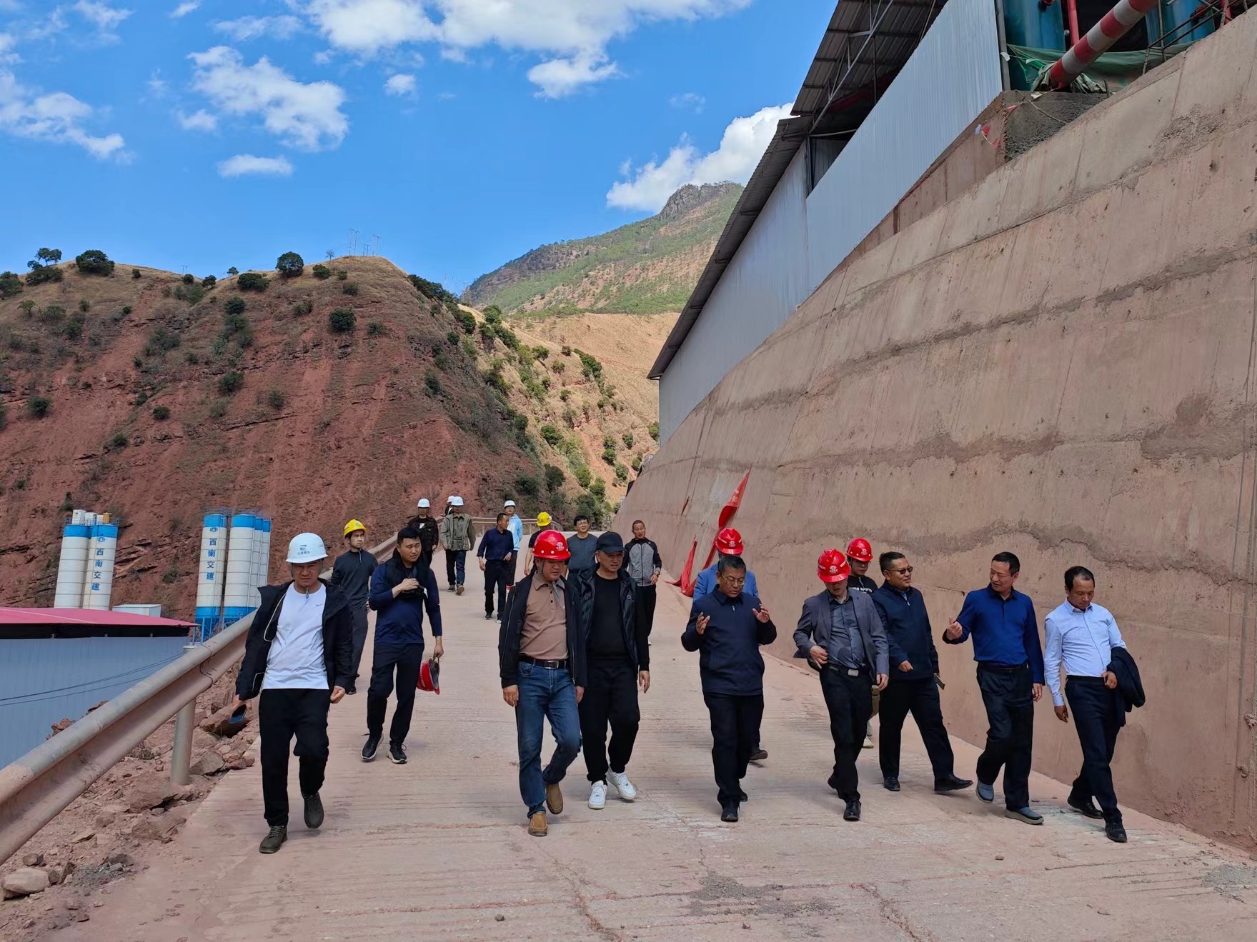 大理州人大常委會副主任李郁華調研云永高速項目