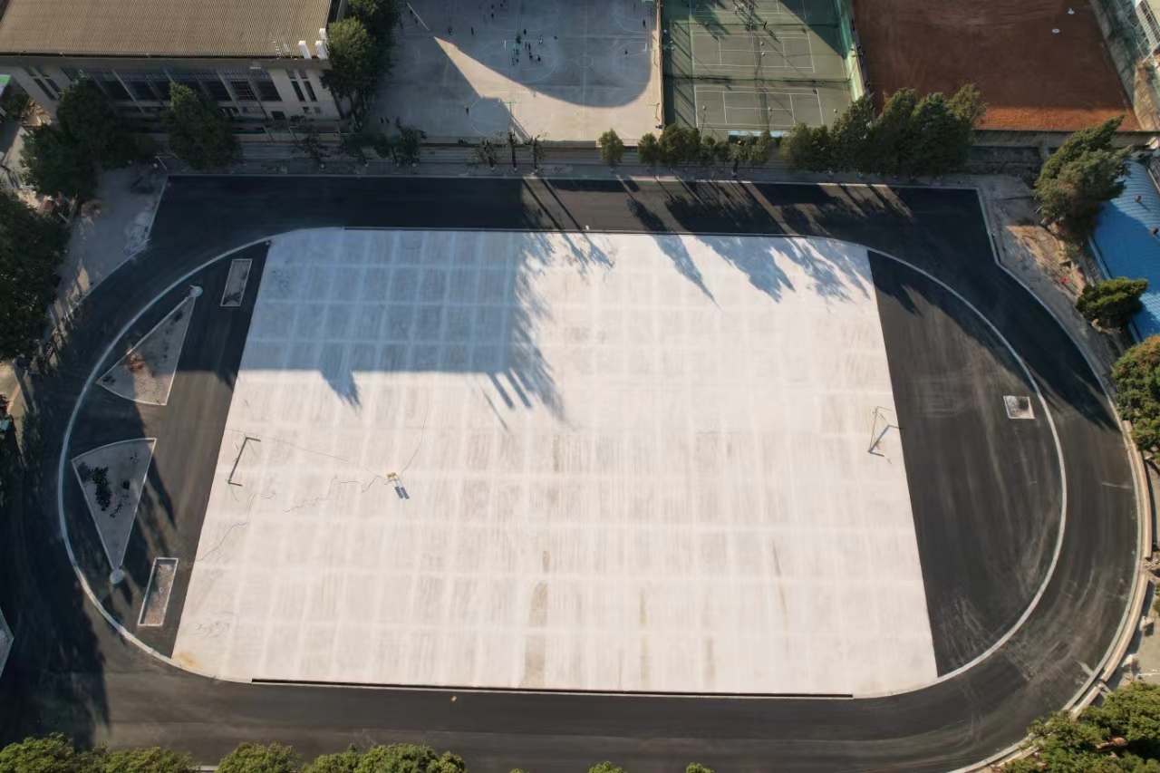 昆明理工大學副校長吳濤到昆理工蓮華校區體育場修繕項目調研