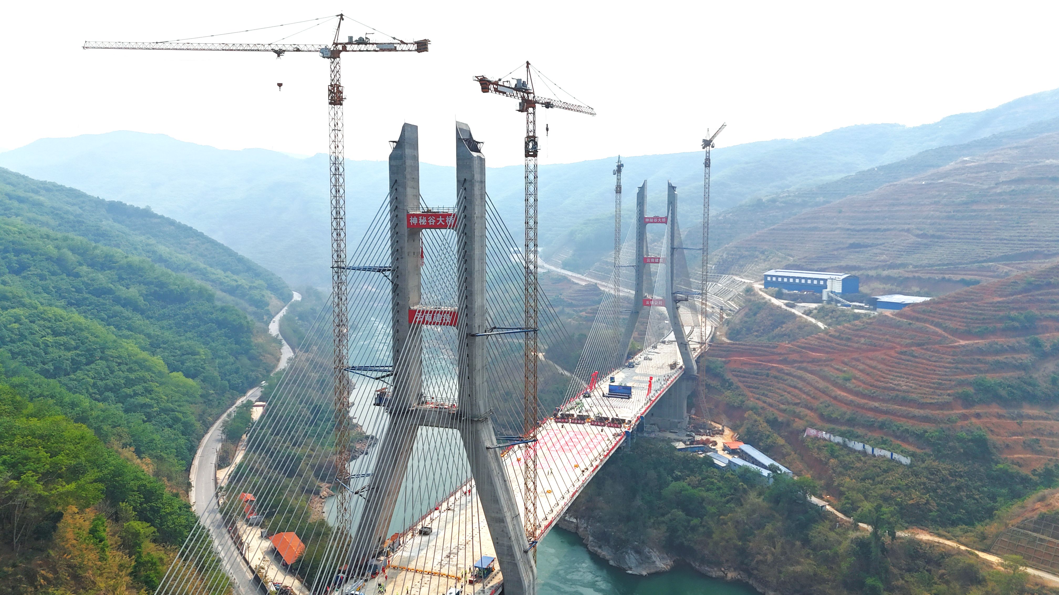 云南省最寬混凝土懸澆箱梁結構大橋！景洪神秘谷瀾滄江大橋成功合龍
