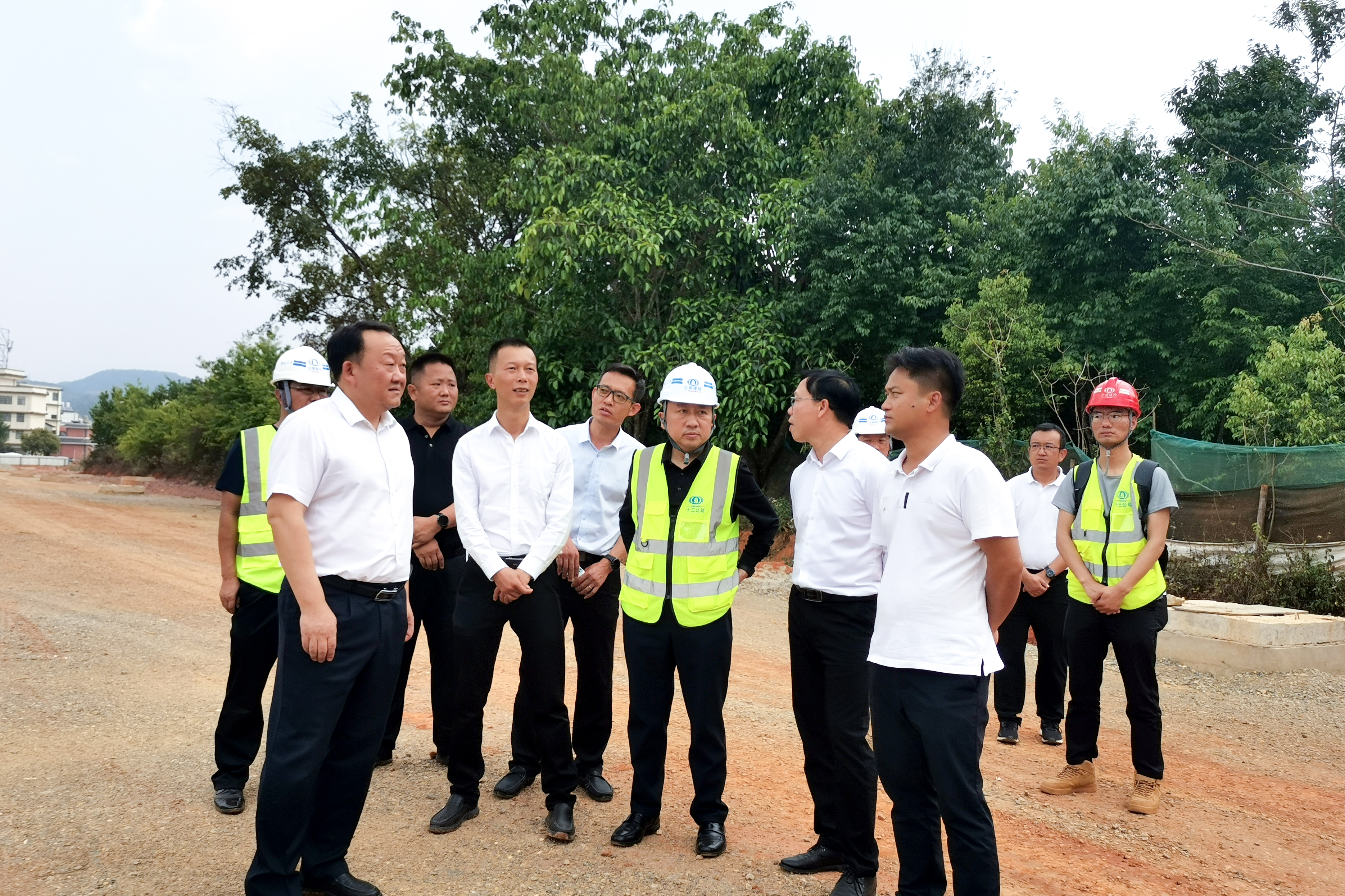 普洱市委常委、思茅區(qū)委書記胡選坤調(diào)研景東路建設(shè)項(xiàng)目