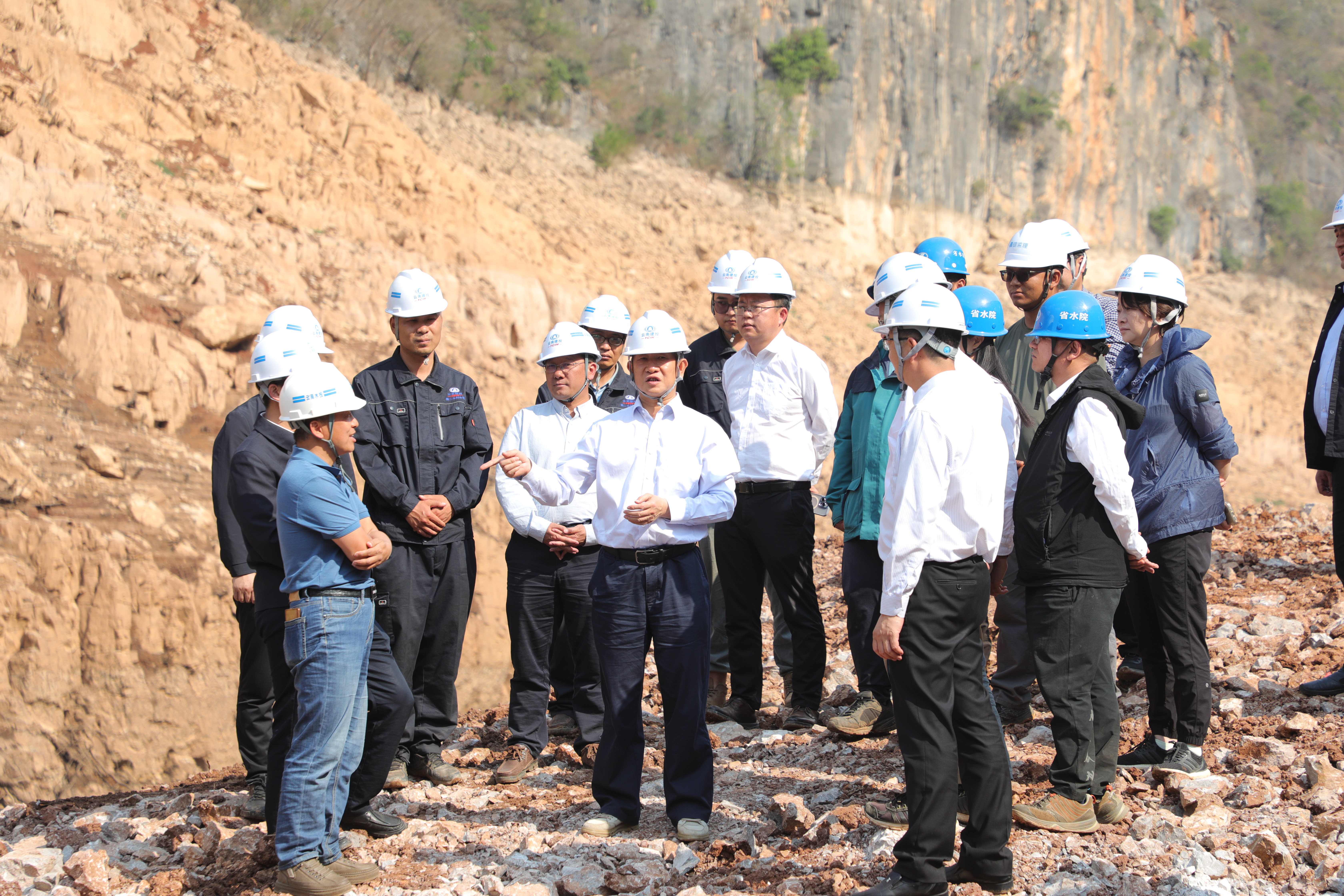 省水利廳黨組書記、廳長胡朝碧調(diào)研昆明中心城區(qū)應(yīng)急供水項目