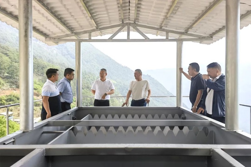 怒江州人大常委會黨組成員、副主任張勁松調研福貢縣、瀘水市農村供水保障項目