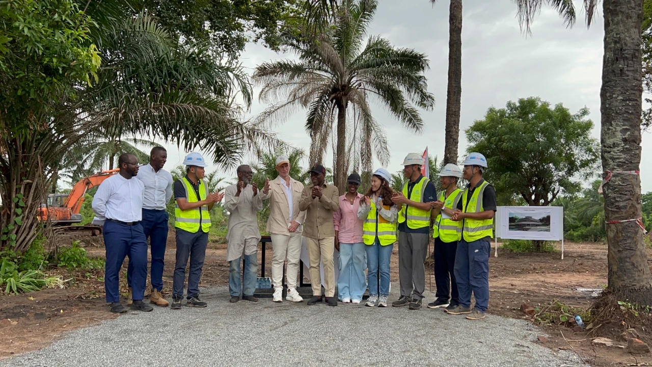 貝寧總統塔隆調研維達家庭旅館項目