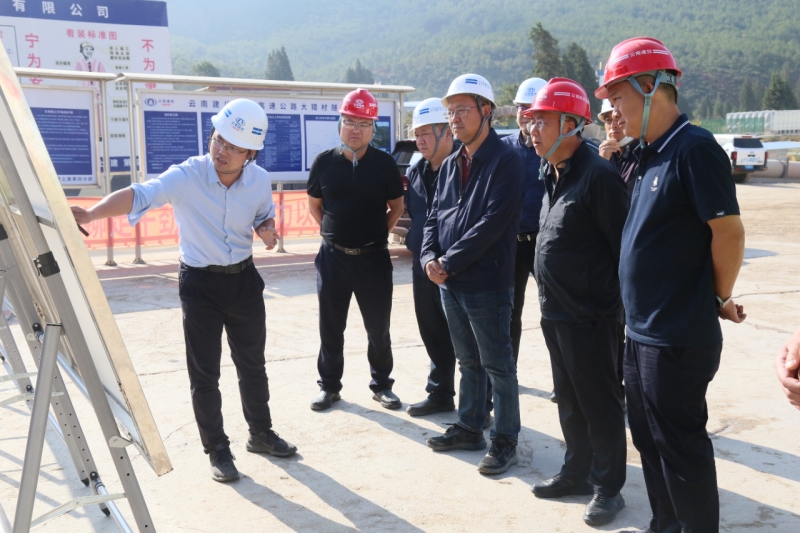 楊國(guó)文調(diào)研香麗高速、古寧高速項(xiàng)目