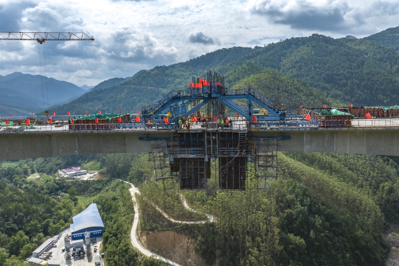 那興高速那紹特大橋右幅順利合龍
