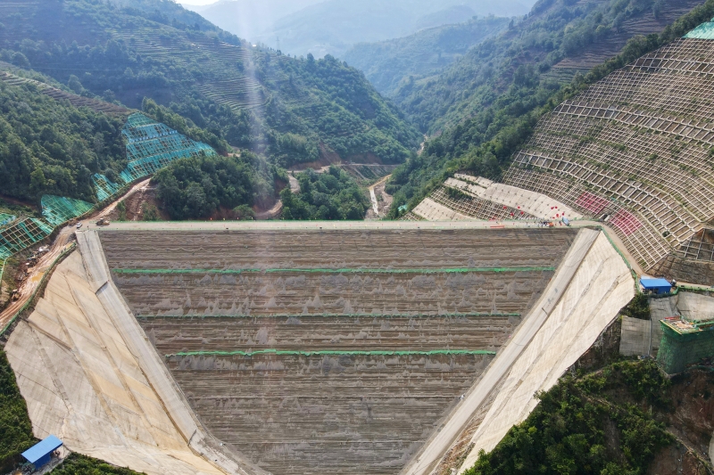 鎮康縣幫東河水庫大壩順利封頂