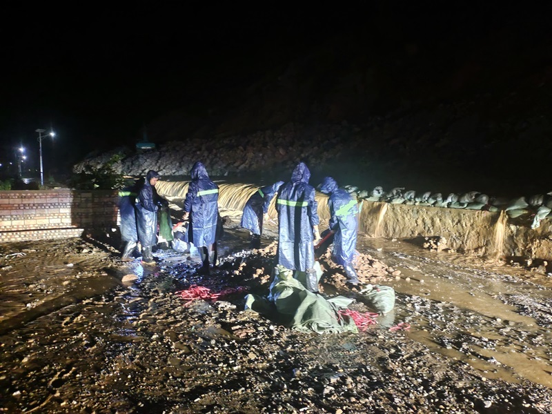 第二水利水電公司麻栗坡縣東油水庫工程項目部積極參與當地防汛救災工作