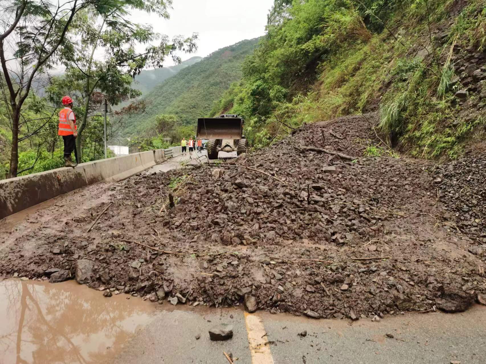 南云高速項目全力參與國道214線雨后搶通工作