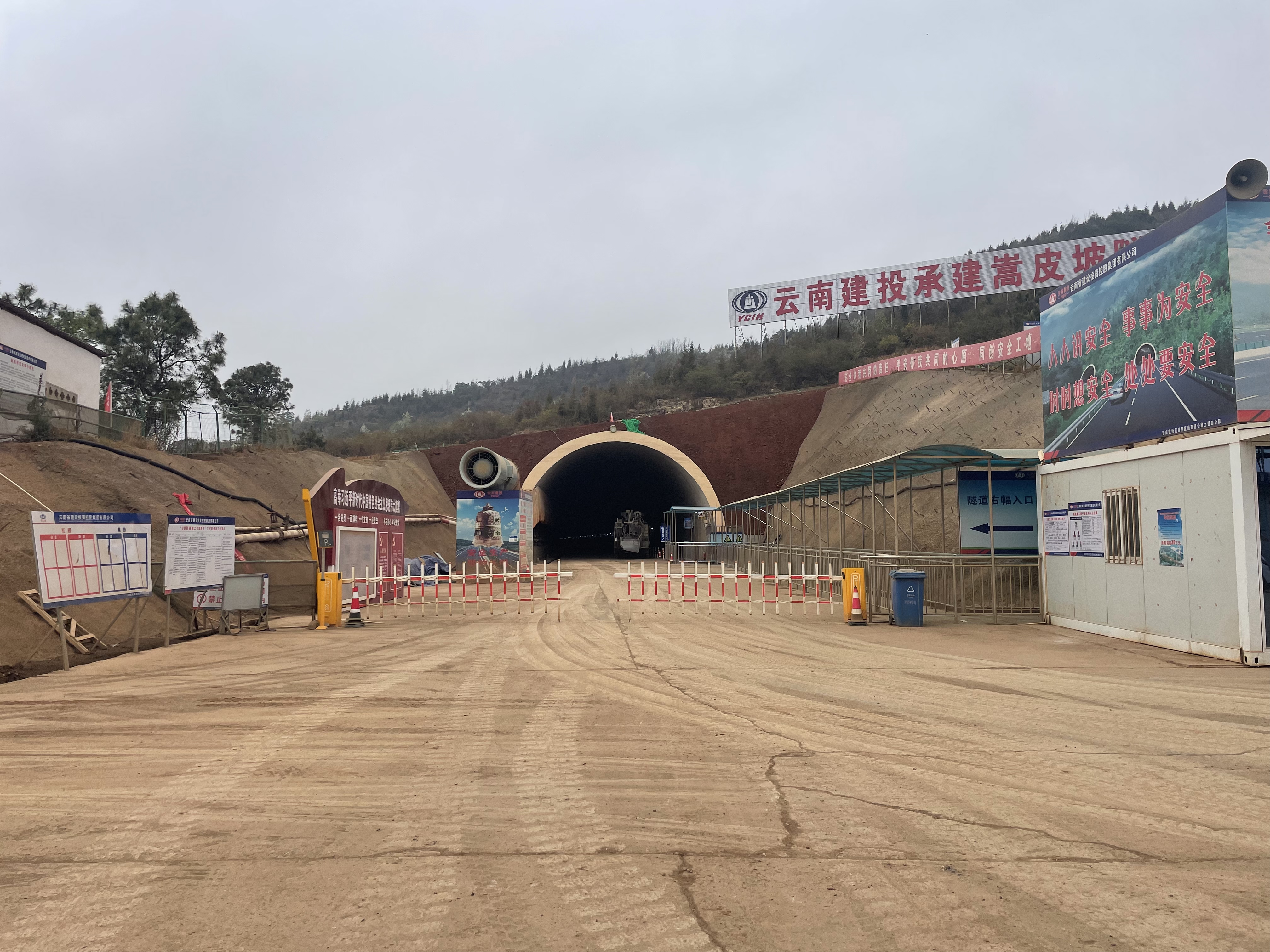 宣富高速嵩皮坡隧道右幅掘進過半