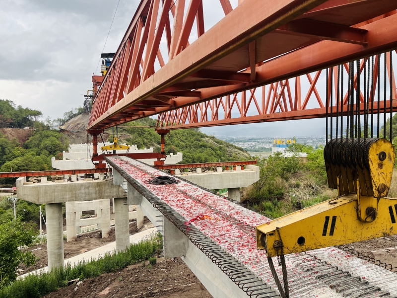 古寧高速興文村大橋首片T梁順利架設成功