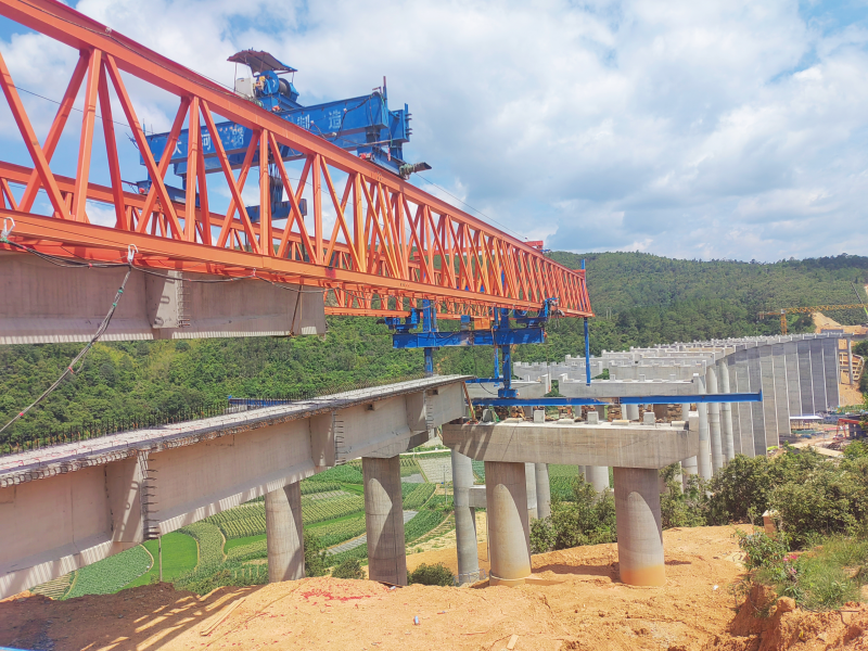 峨石紅高速公路（玉溪段）柏龍箐大橋首片預制T梁架設完成