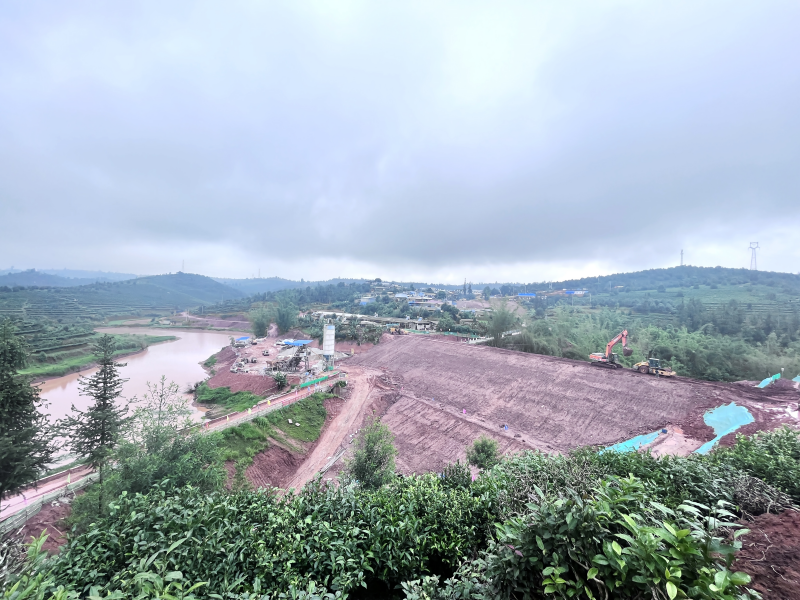 西雙版納州委常委、常務(wù)副州長羅景鋒調(diào)研景洪市茶園水庫擴(kuò)建工程