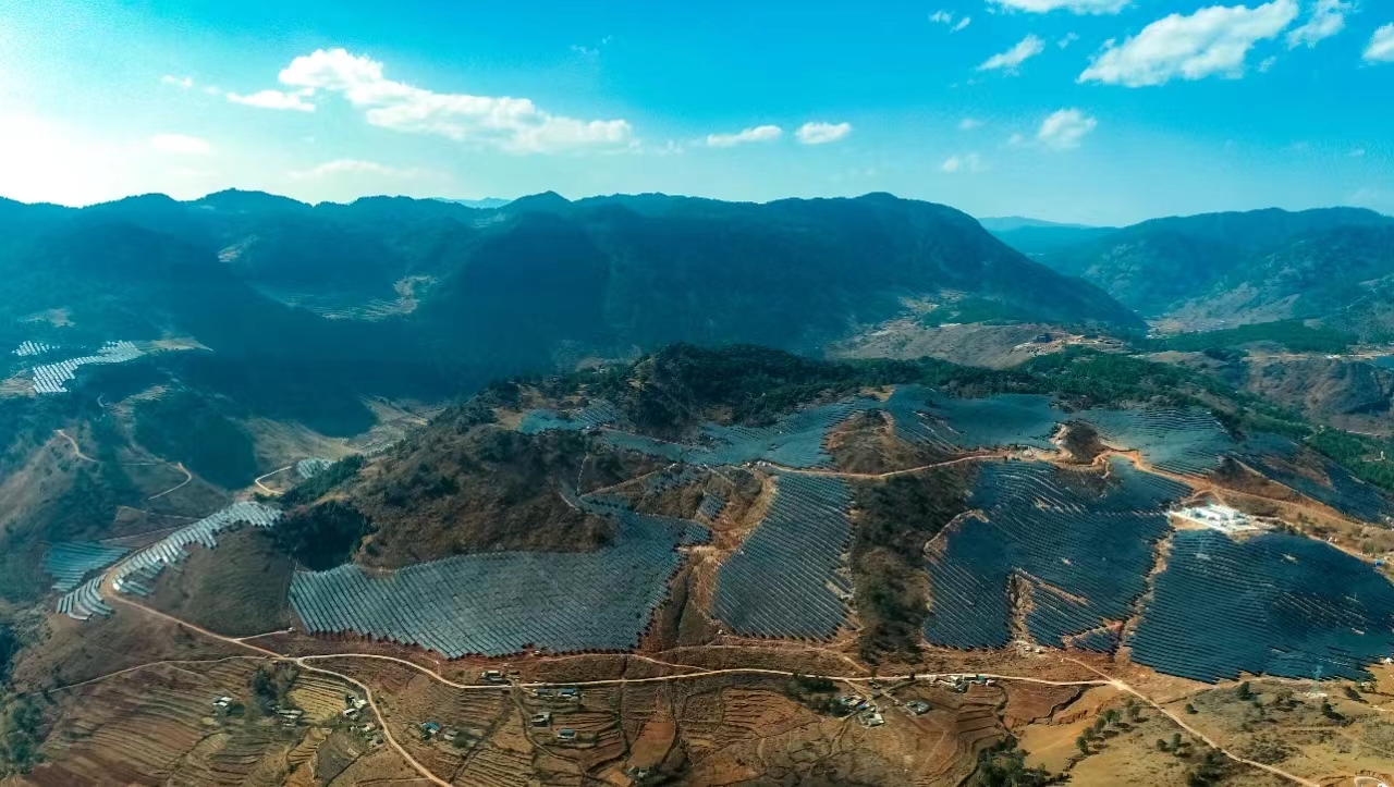 寧蒗縣三股水光伏發電項目實現全容量并網發電