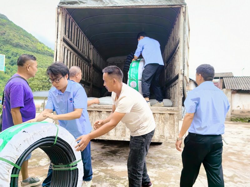 中航公司為墨江縣偏遠山村捐獻供水施工物資