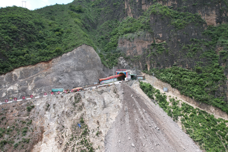 魯巧高速共和村隧道進口端左洞掘進突破千米大關(guān)