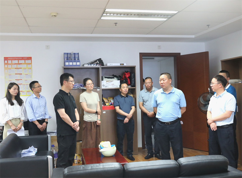 堅(jiān)定信心抓經(jīng)營 擔(dān)當(dāng)作為促發(fā)展 陳祖軍看望慰問經(jīng)營系統(tǒng)干部職工