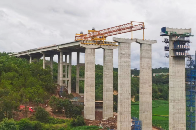 楚雄市東南繞城高速項目薄壁空心墩施工連續(xù)突破節(jié)點目標