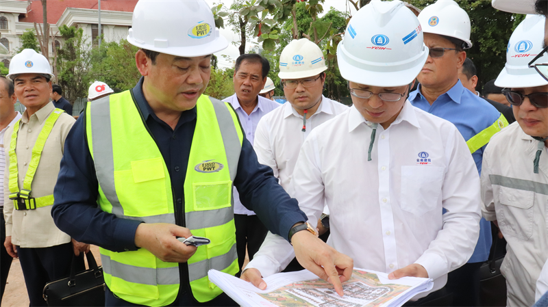 老撾總理宋賽·西潘敦調研集團援老撾凱旋門廣場公園擴建項目