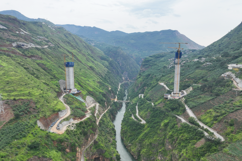 魯巧高速光明牛欄江特大橋魯?shù)榘端魉枕樌忭?>
						</div>
						<div   id=