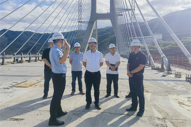 西雙版納州委常委、景洪市委書記趙剛調研G214線景洪南過境公路和神秘谷瀾滄江大橋項目