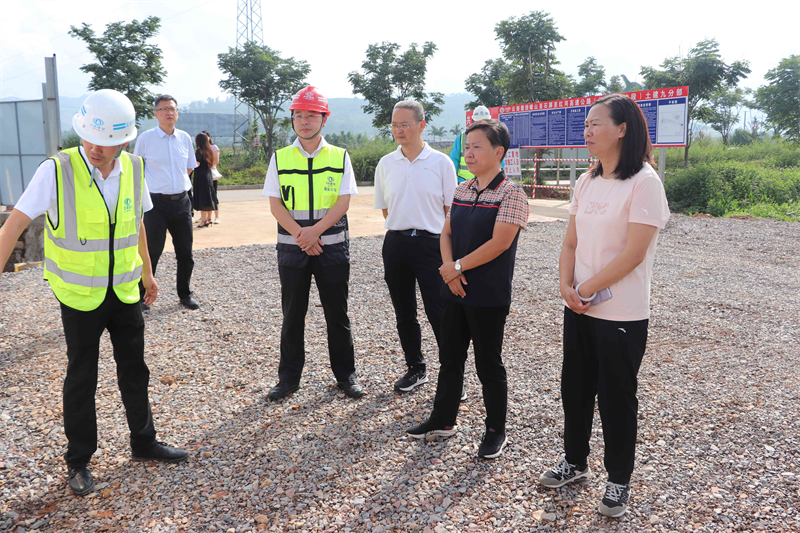 紅河州人大常委會副主任李紅芬調研峨石紅高速（紅河段）項目