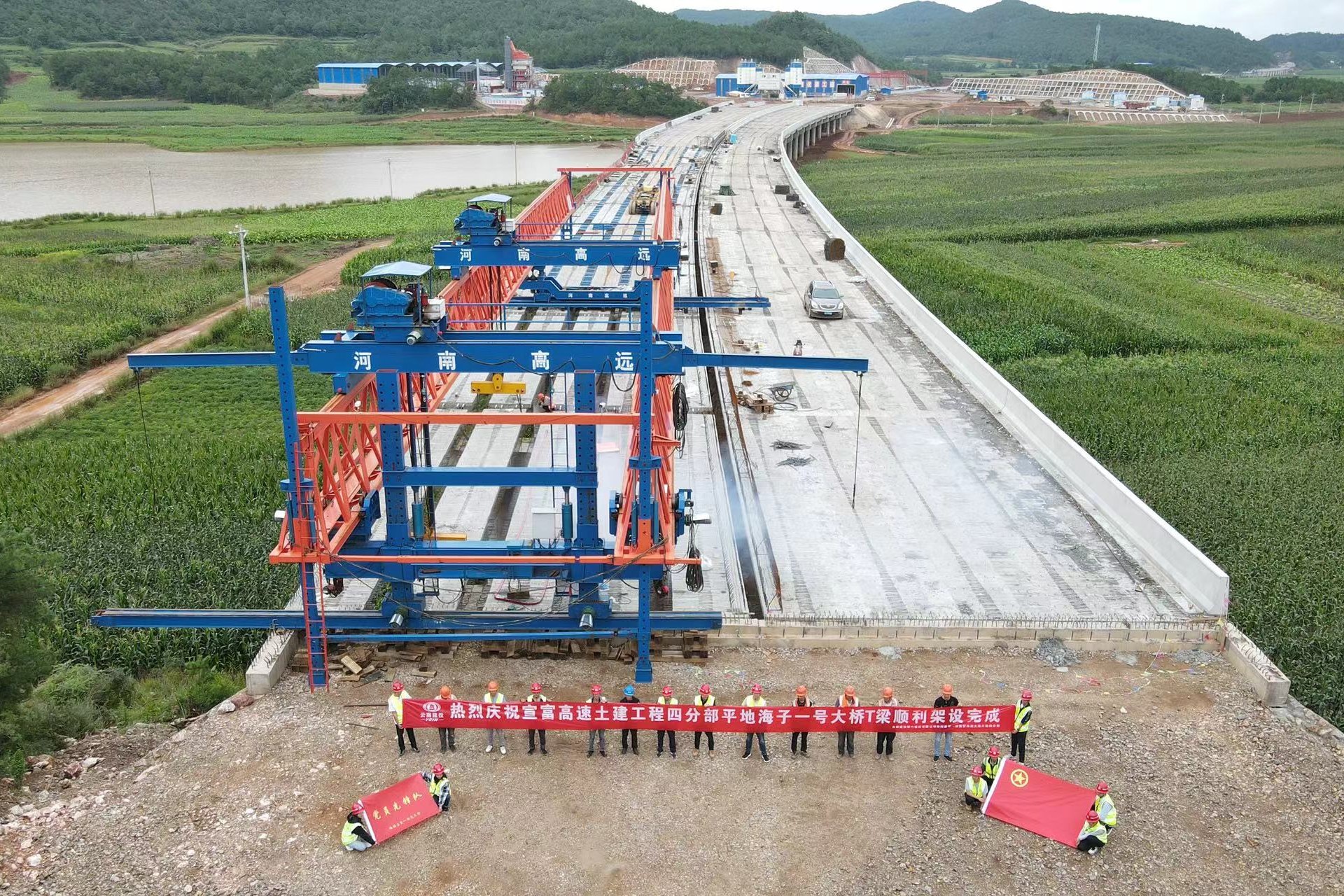 宣富高速平地海子1號大橋順利完成T梁架設任務