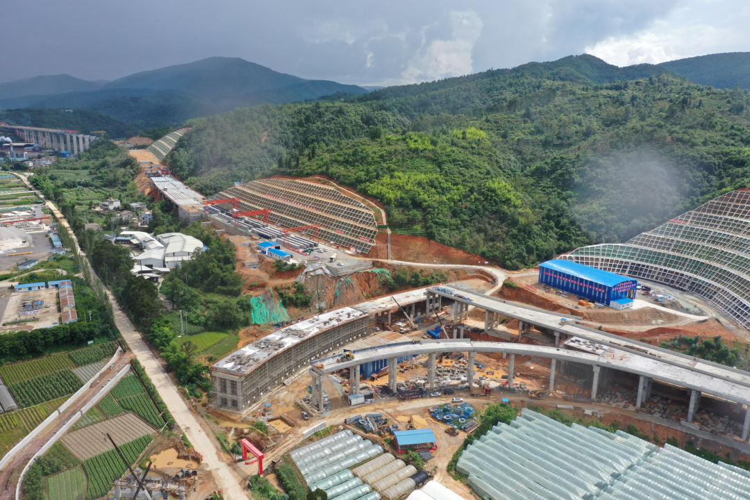 省交通運輸廳副廳長、黨組成員桂昆調研峨石紅高速（玉溪段）、楚雄市東南繞城高速項目