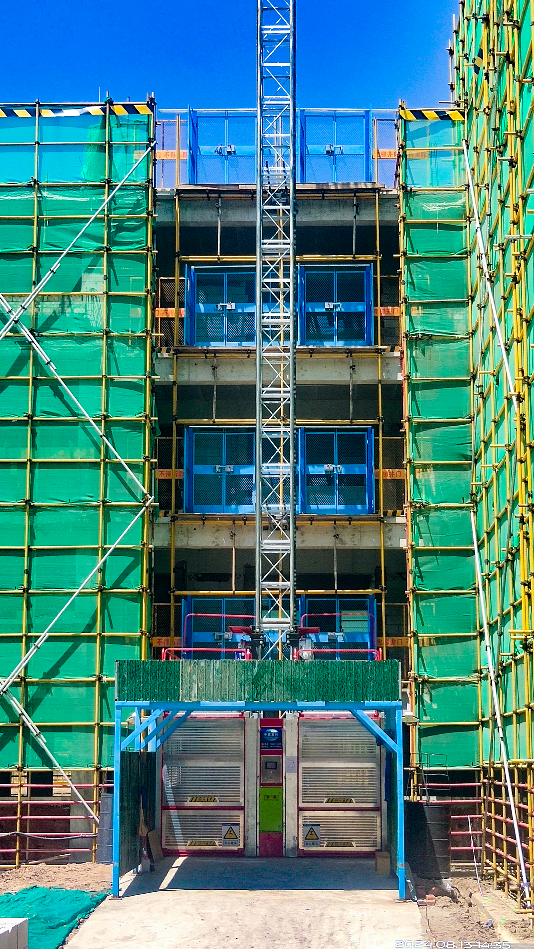 集團(tuán)首臺(tái)智能施工升降機(jī)在十四公司南華縣龍川小學(xué)東校區(qū)項(xiàng)目投入使用