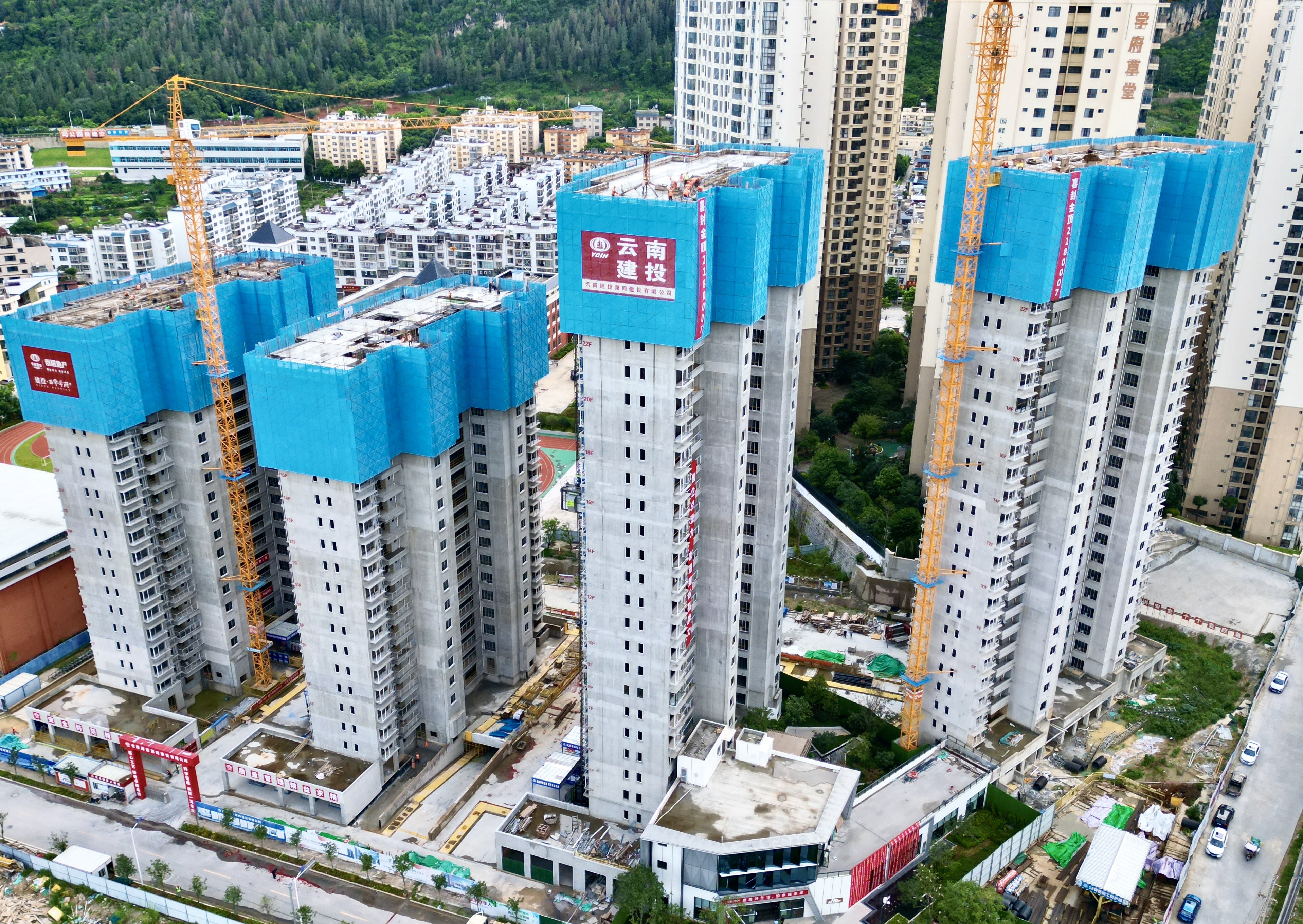 建投·西華學(xué)府項目首棟封頂