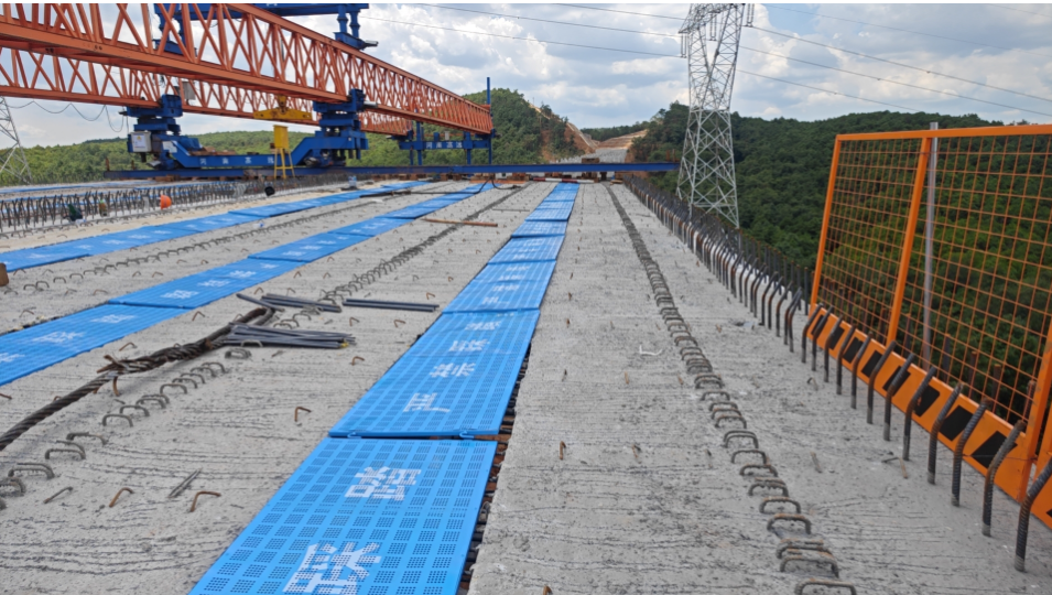 宣富高速機(jī)場連接線1號大橋首片T梁架設(shè)完成