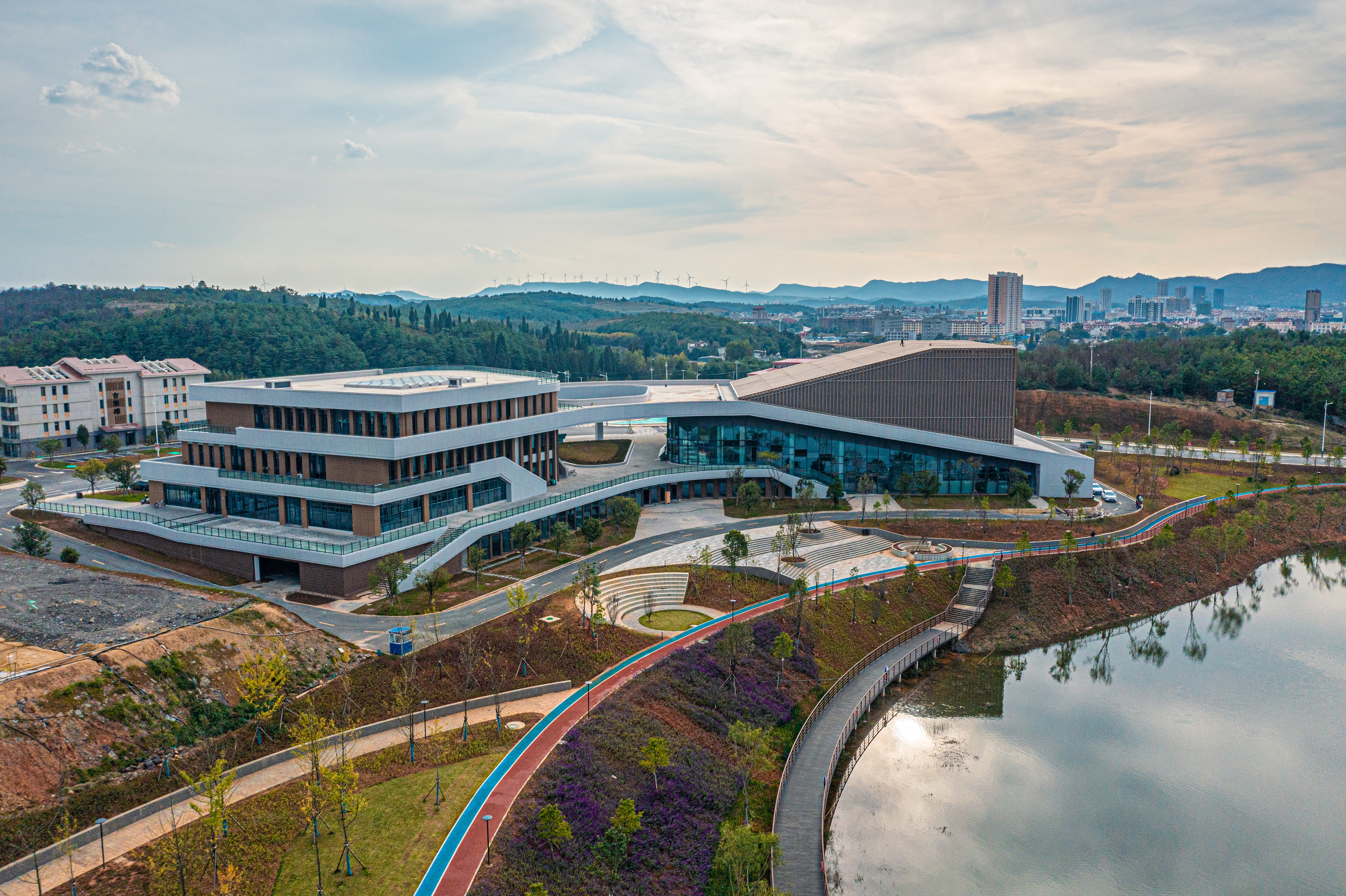 曲靖醫學高等專科學校馬龍校區項目通過竣工驗收