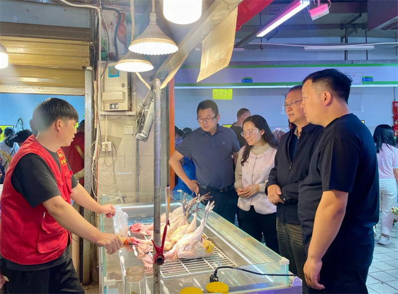 楊國文到南悅城愛琴海城市廣場、五里多農博廣場開展節前安全檢查