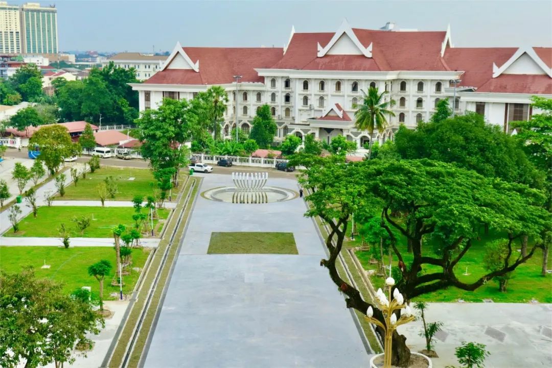 老撾首都再添新地標 援老撾凱旋門廣場公園擴建項目竣工移交