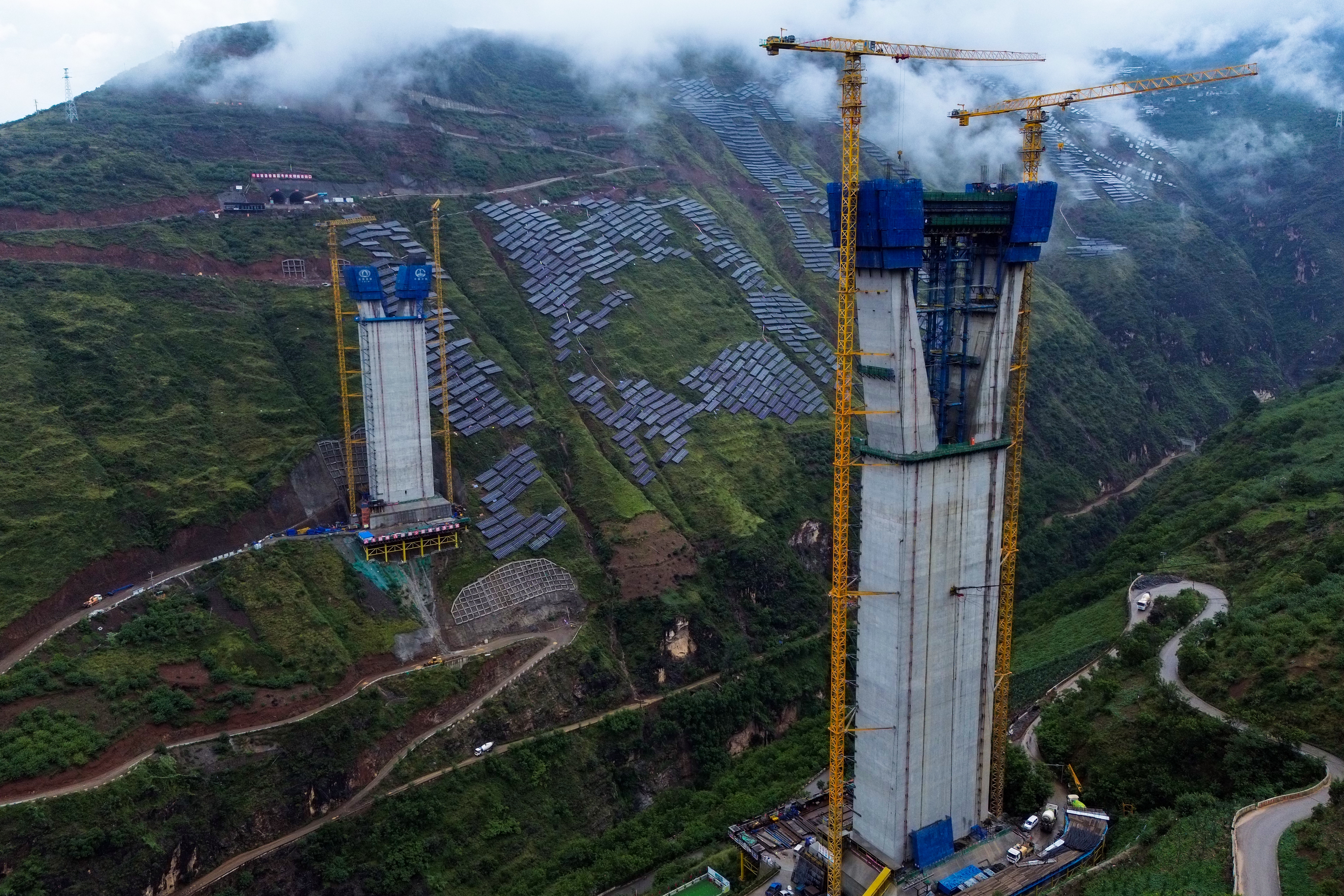 魯巧高速光明牛欄江特大橋3#主塔下橫梁首次混凝土澆筑成功