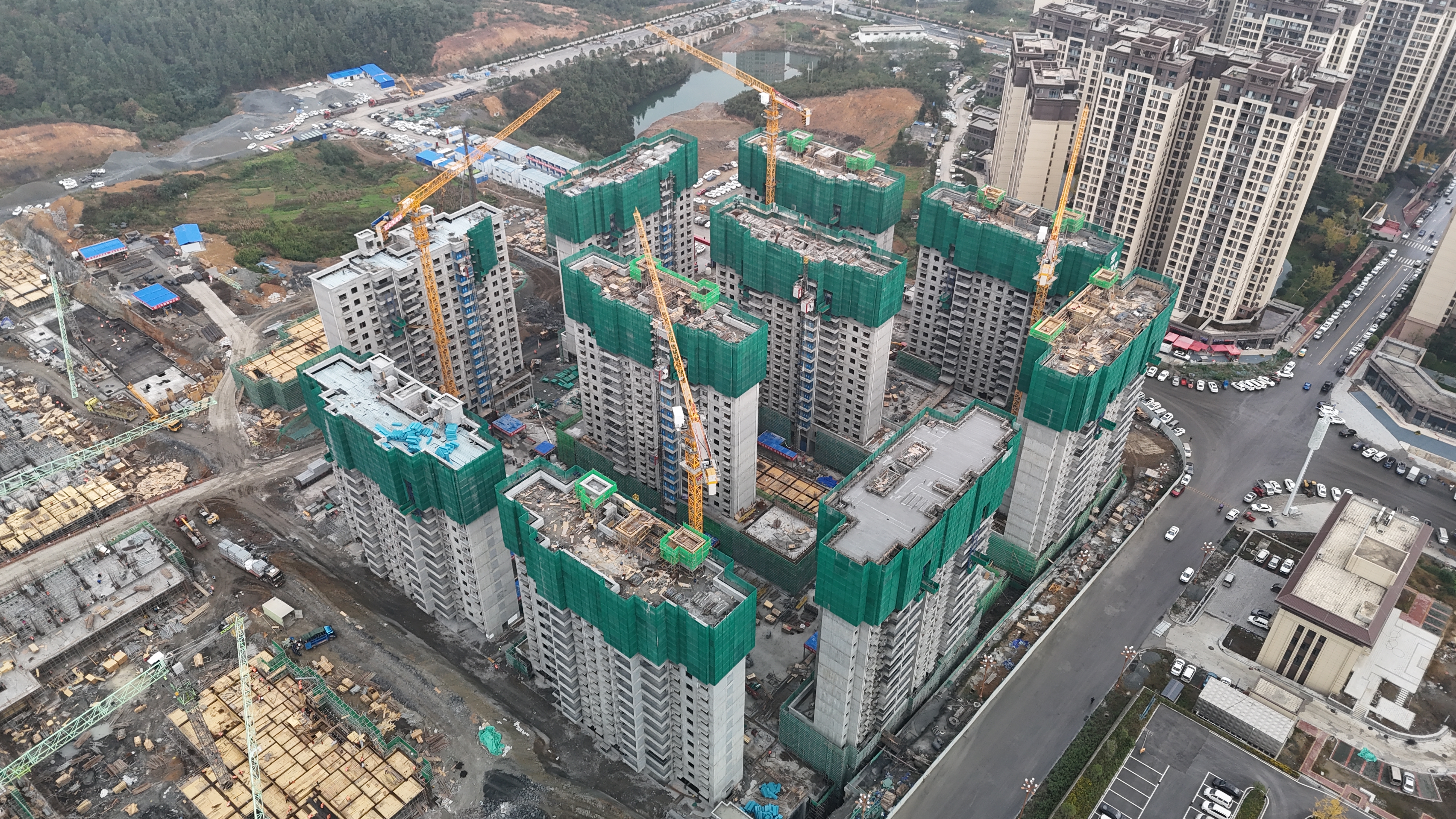 鎮雄縣地災避險搬遷暨“1.22”災后恢復重建一期項目全面封頂