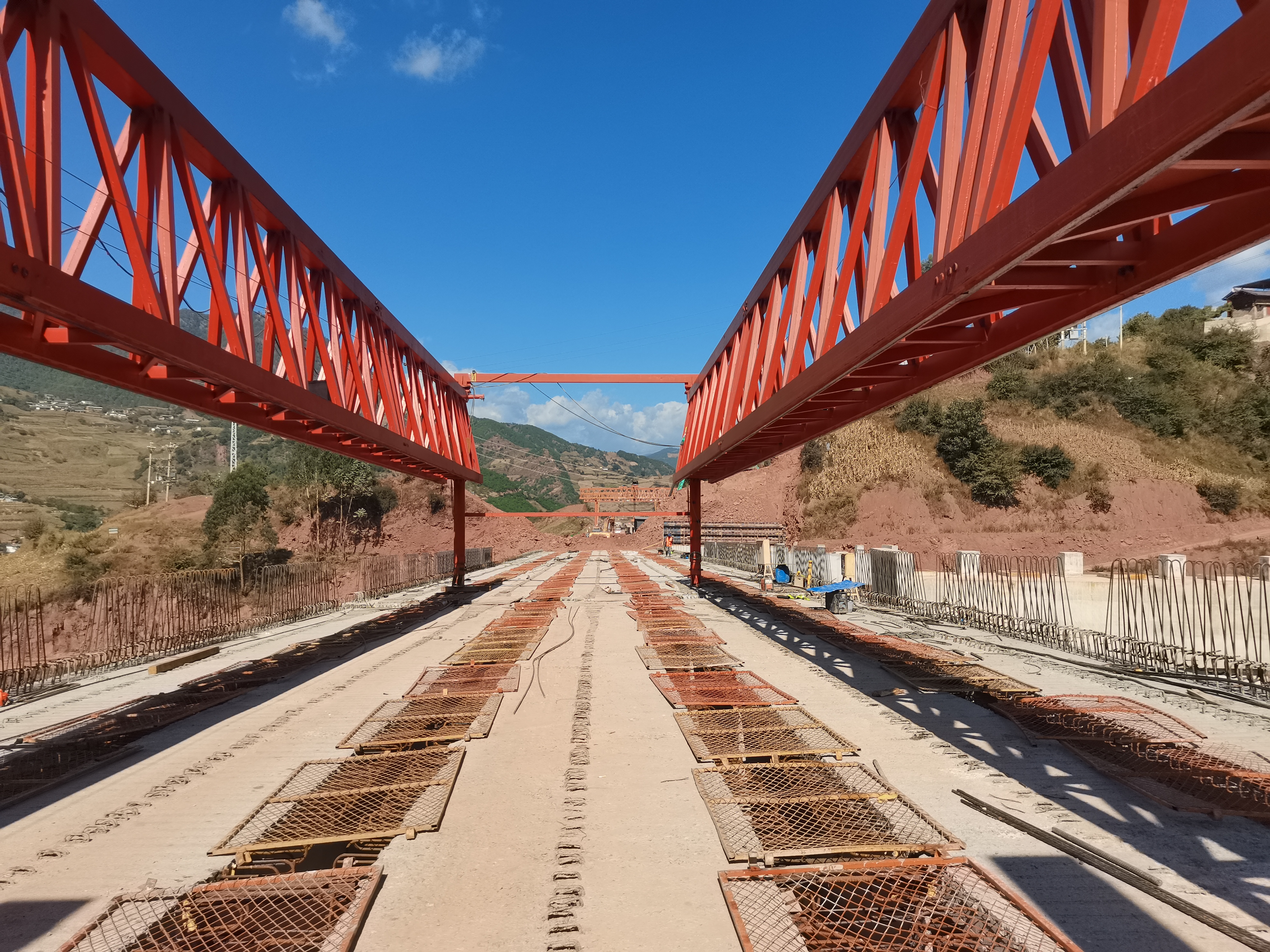 云蘭高速下坪箐大橋左幅貫通