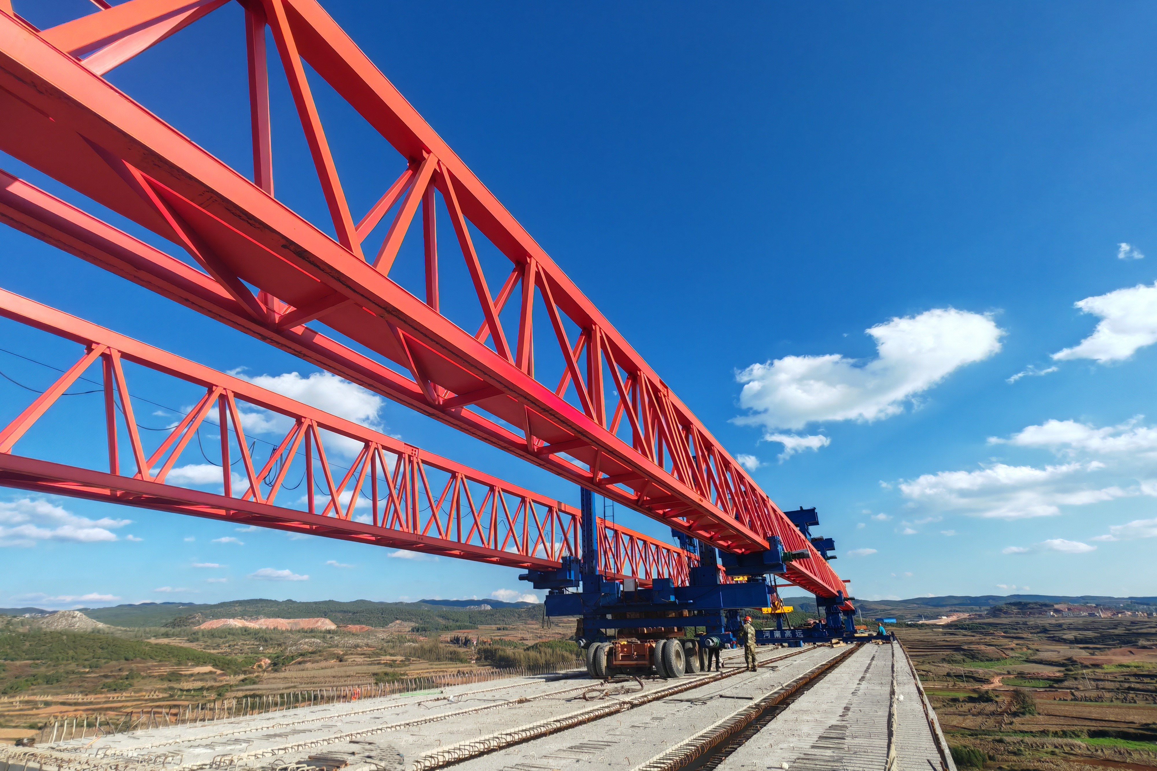 宣富高速播樂特大橋右幅T梁架設(shè)完成