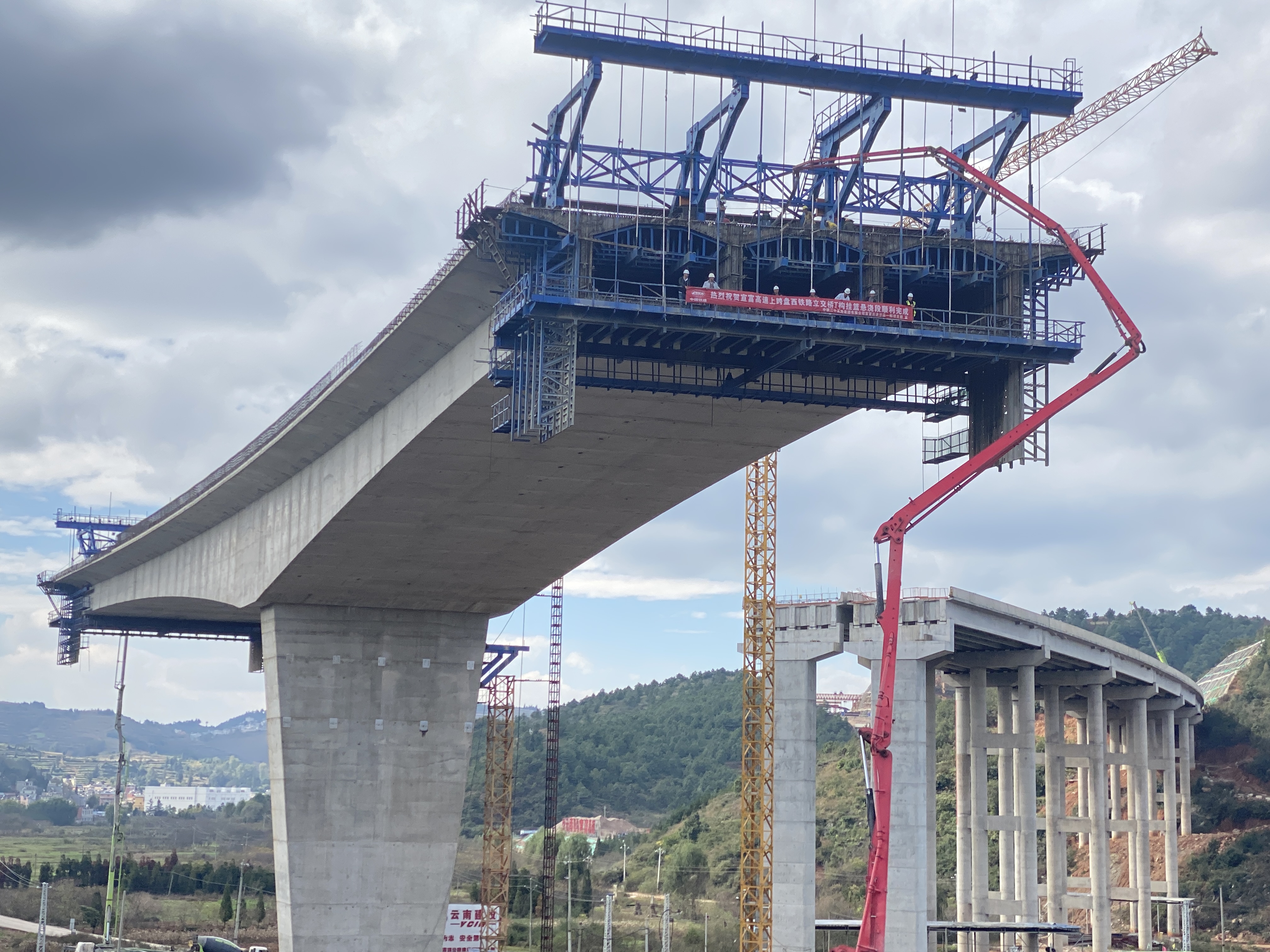 宣富高速上跨盤西鐵路立交橋T型連續(xù)剛構(gòu)掛籃懸澆段完成澆筑