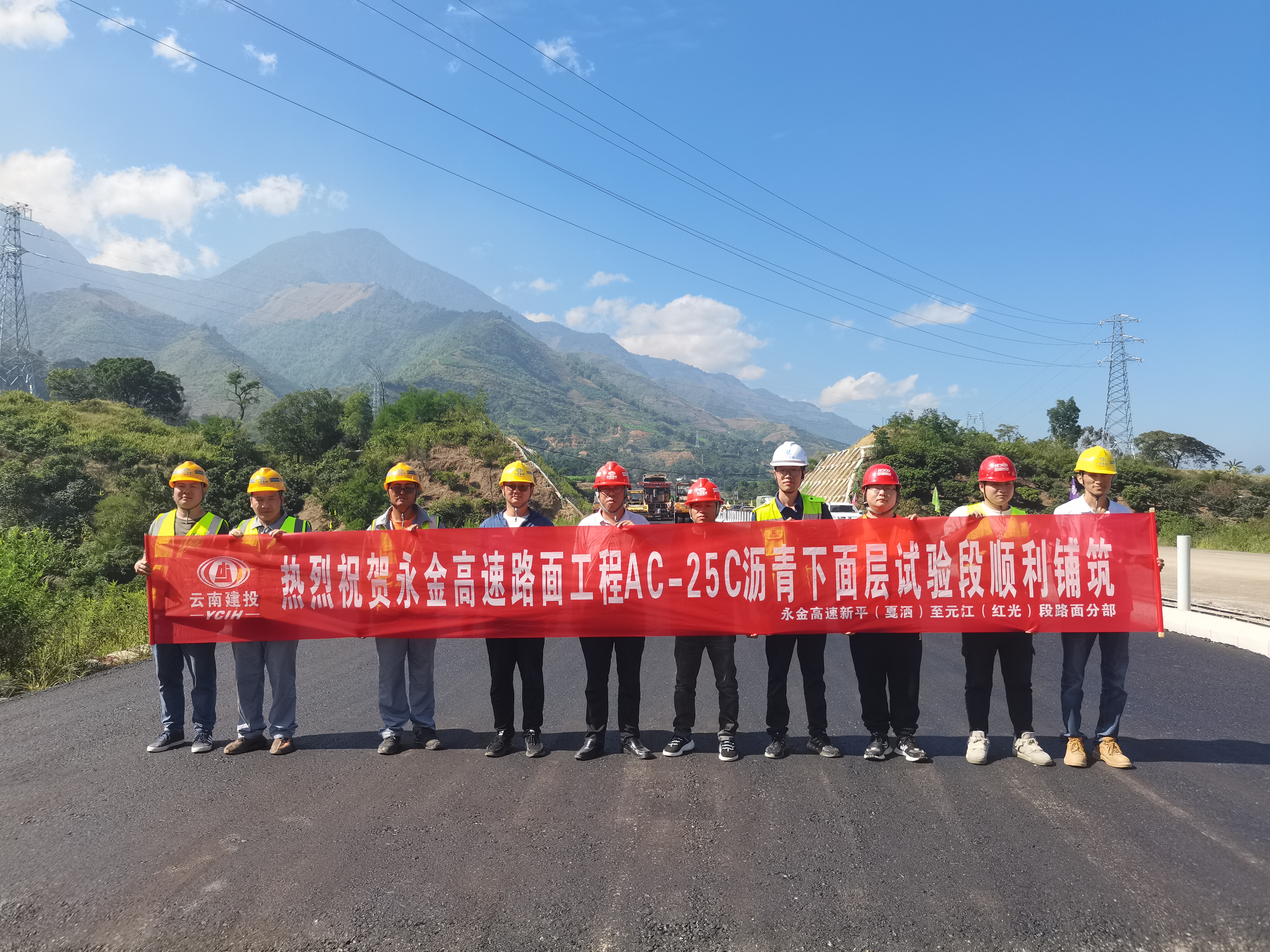 永金高速戛灑到漠沙段主線瀝青混凝土下面層順利鋪筑