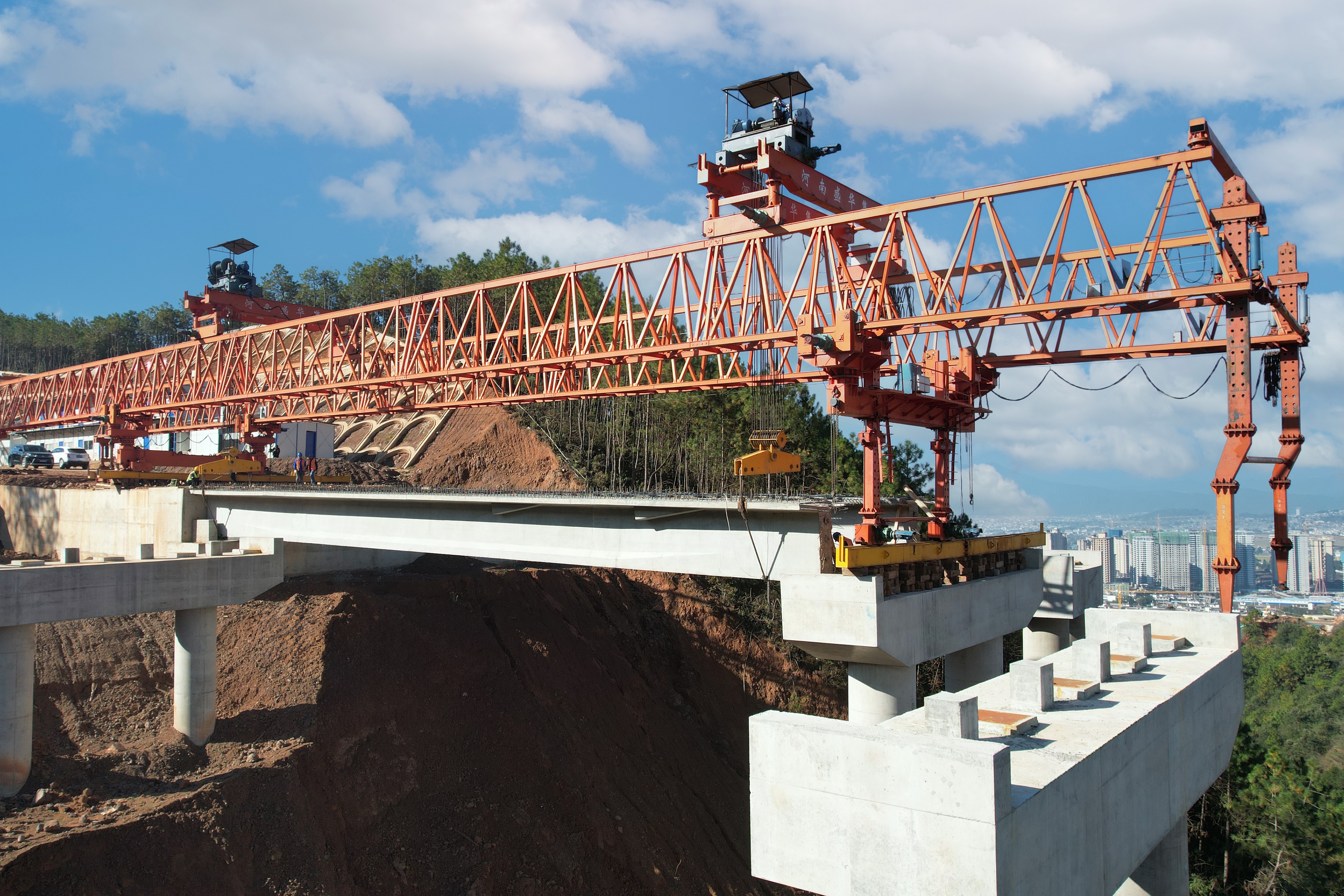 古寧高速土建五分部首片T梁架設(shè)完成