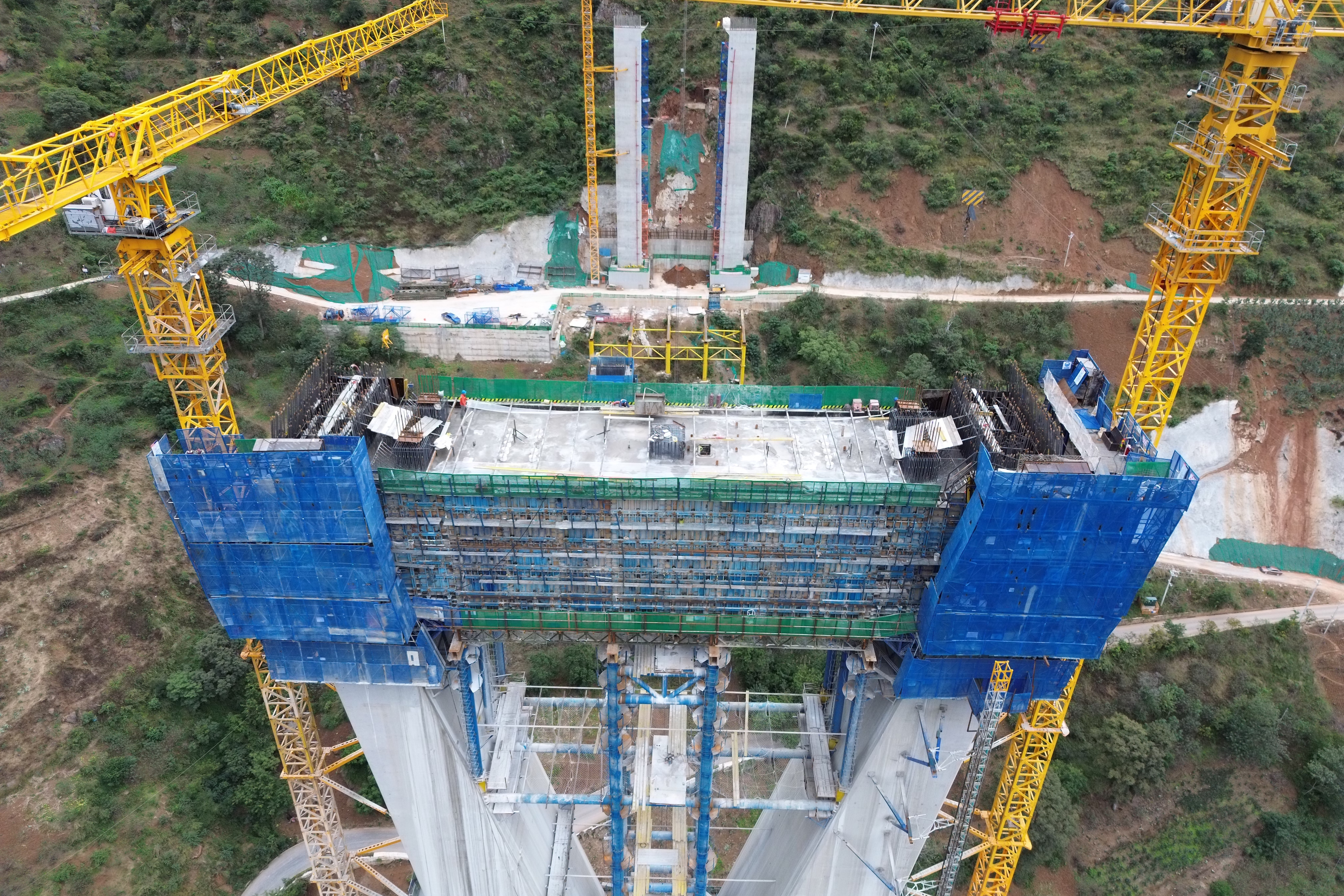 魯巧高速光明牛欄江特大橋下橫梁混凝土整體澆筑順利完成