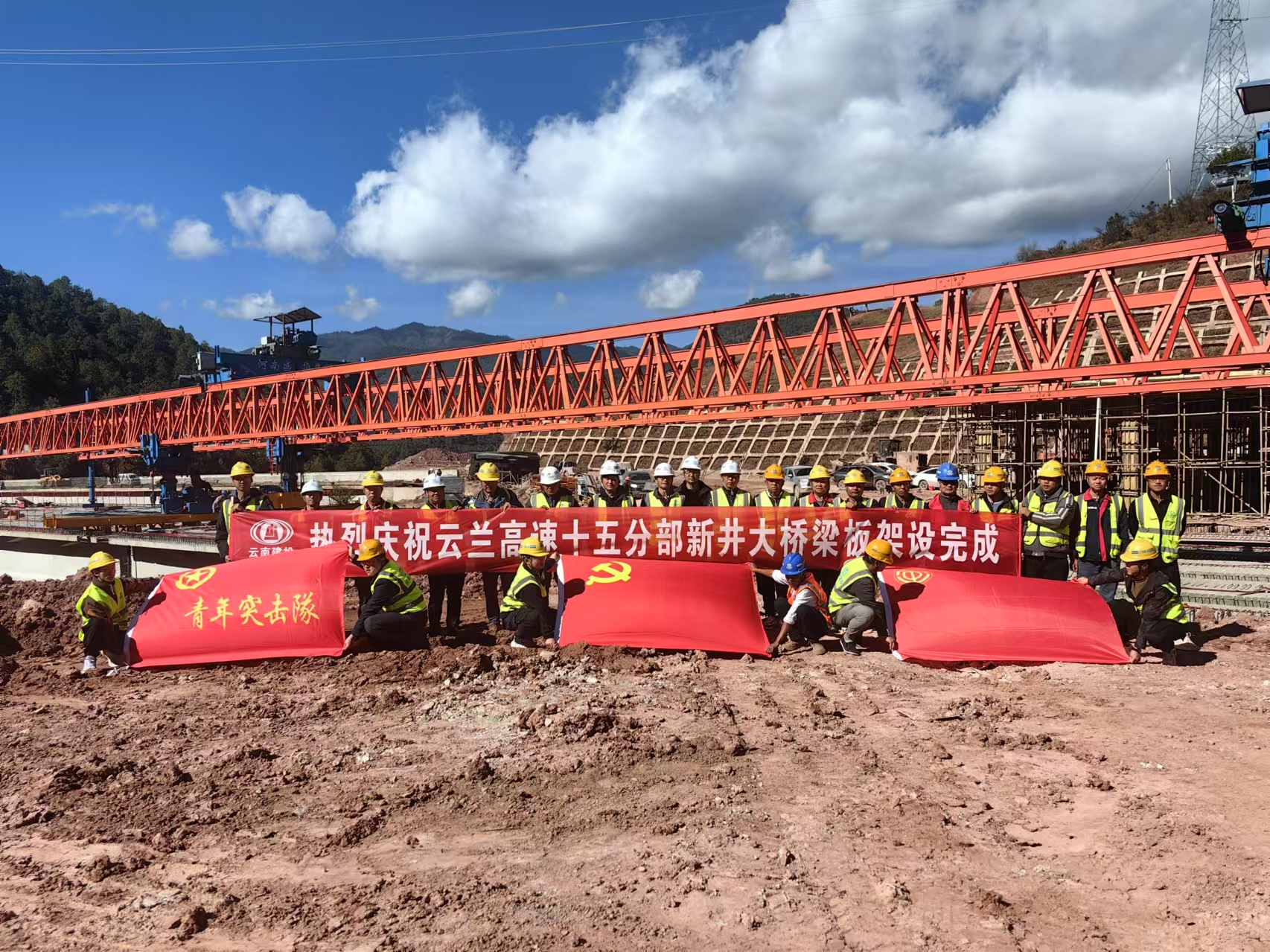  云蘭高速長新大橋、新井大橋梁板全部架設完成