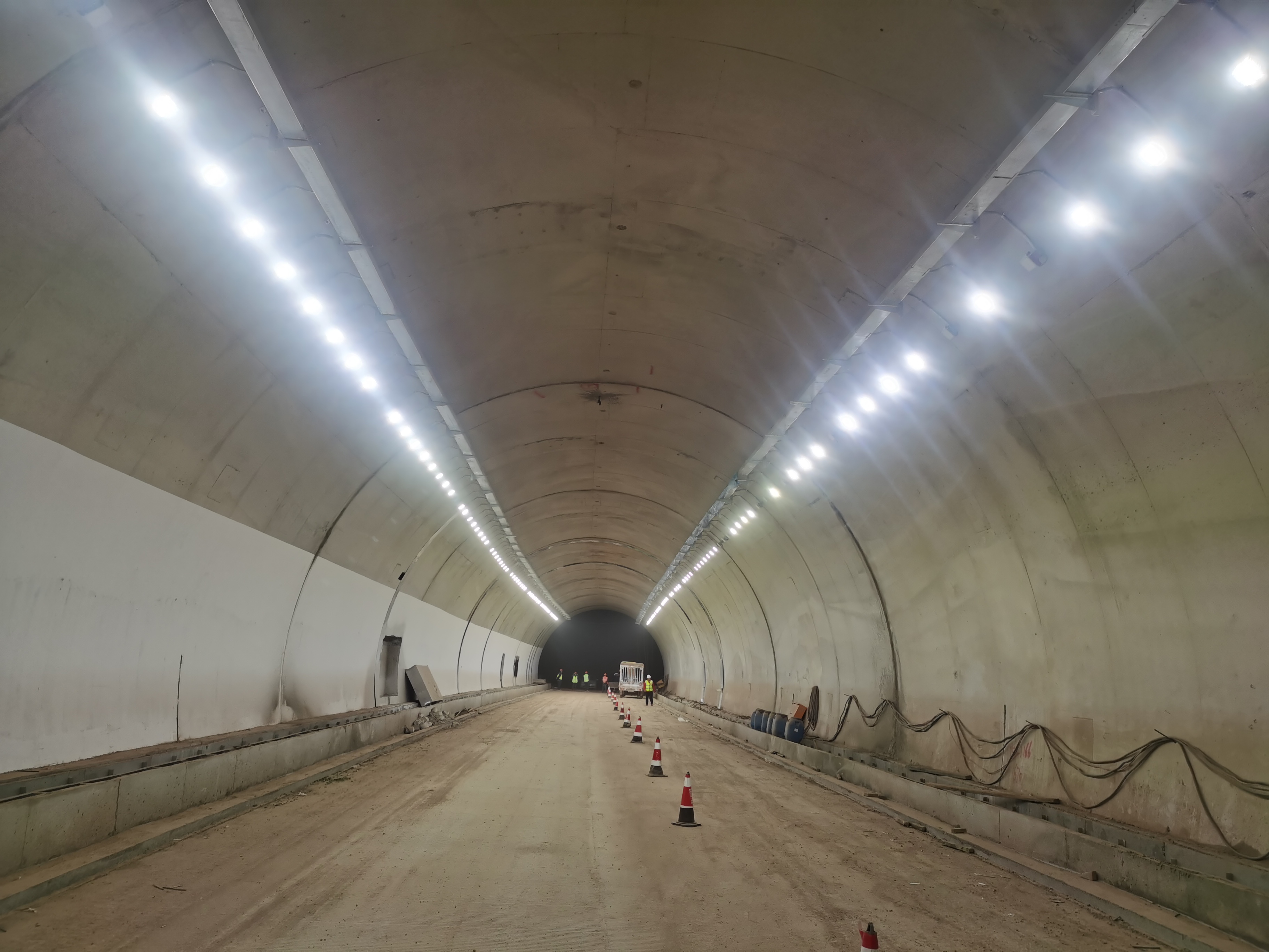 云蘭高速崖關山隧道順利亮燈